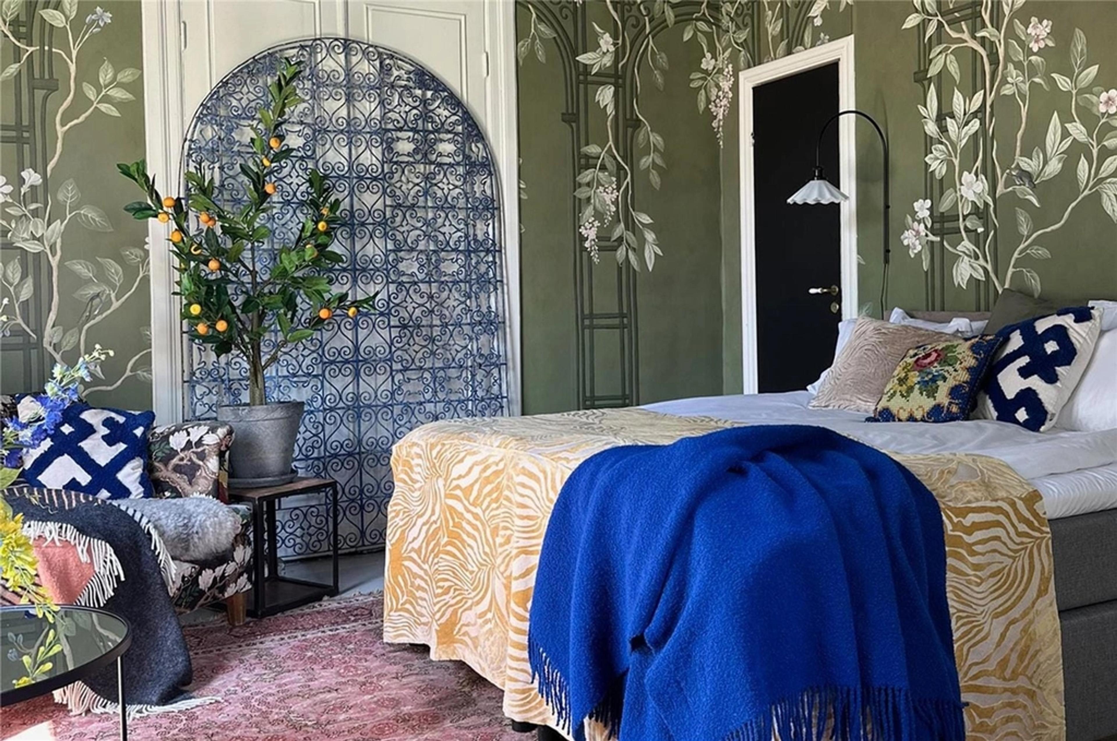 Blommigt sovrum från WorldHotels Crafted-hotell i Skandinavien