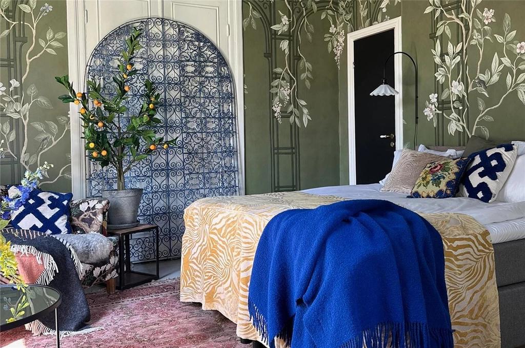 Blommigt sovrum från WorldHotels Crafted-hotell i Skandinavien