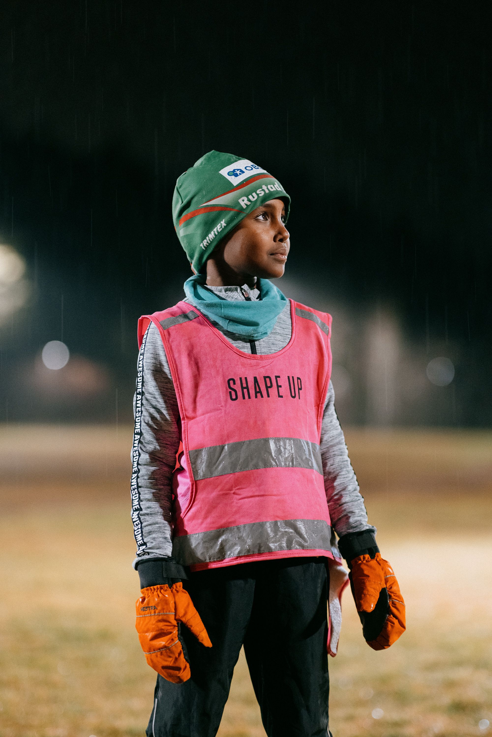 En gutt i refleksvest koser seg på Rustad.