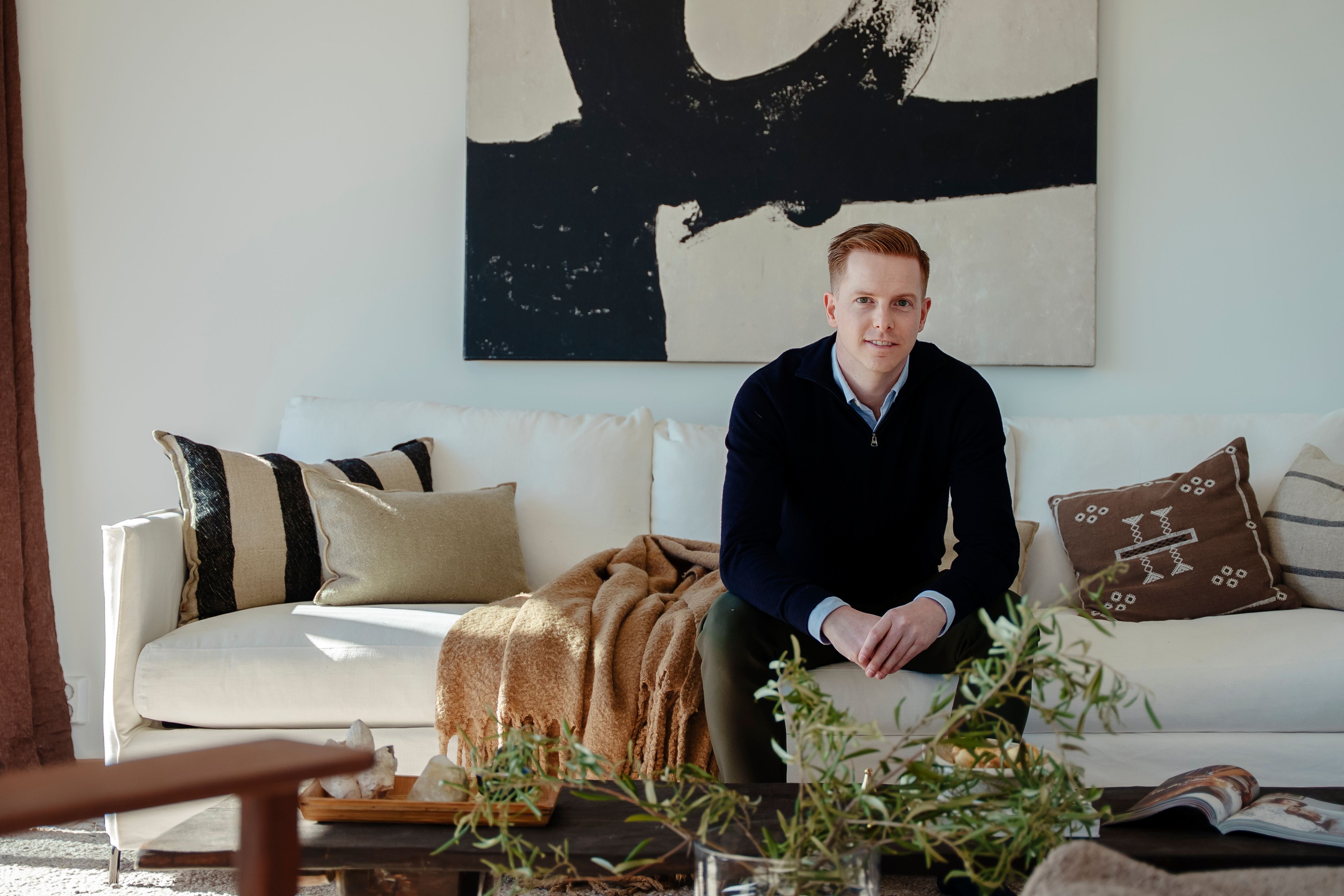 Bilde av bankrådgiver Nils Kristian Pilskog i en sofa i leilighet på Ulvenplassen.