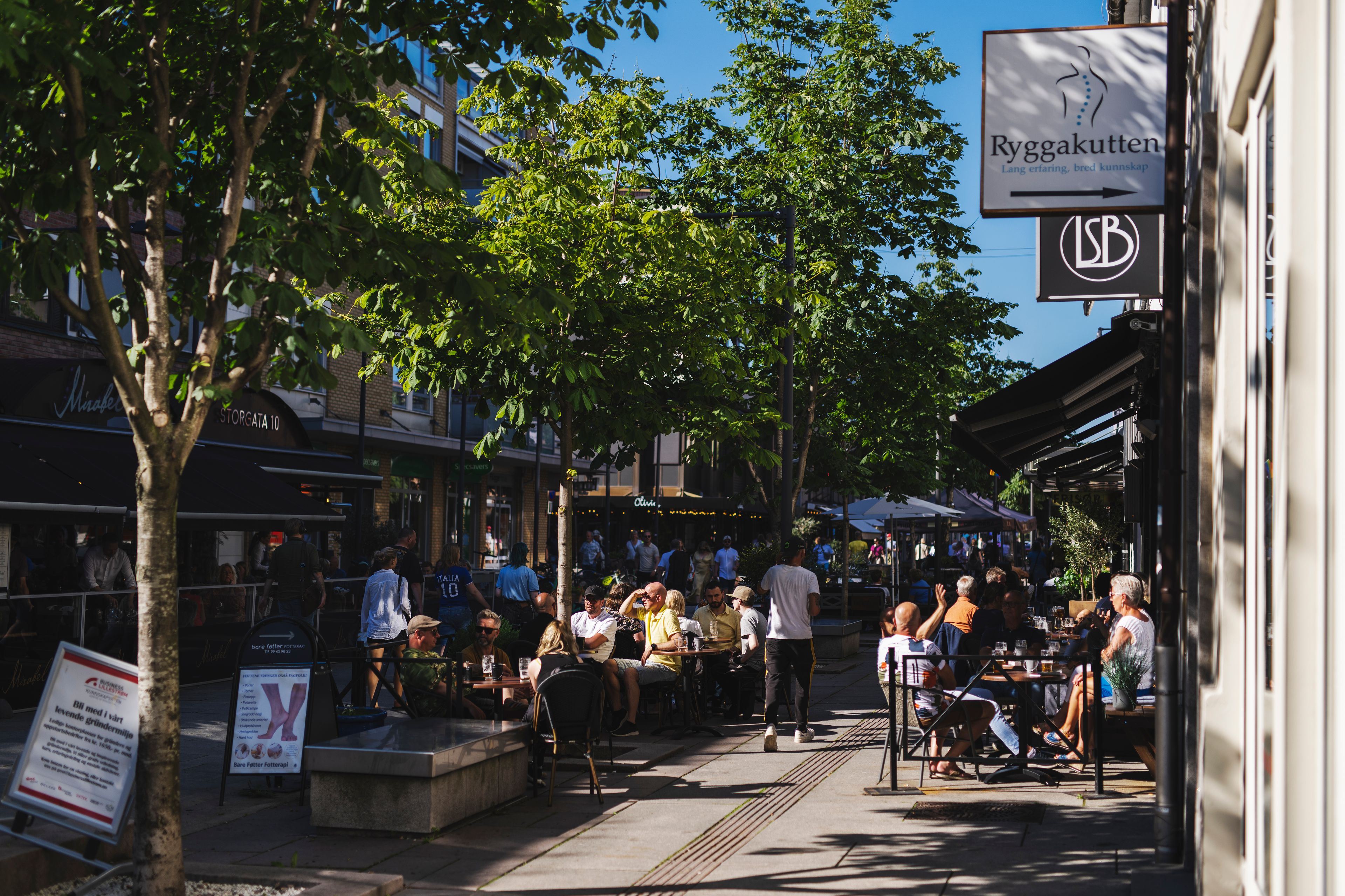 En folksom uteservering på en sommerdag i Lillestrøm.