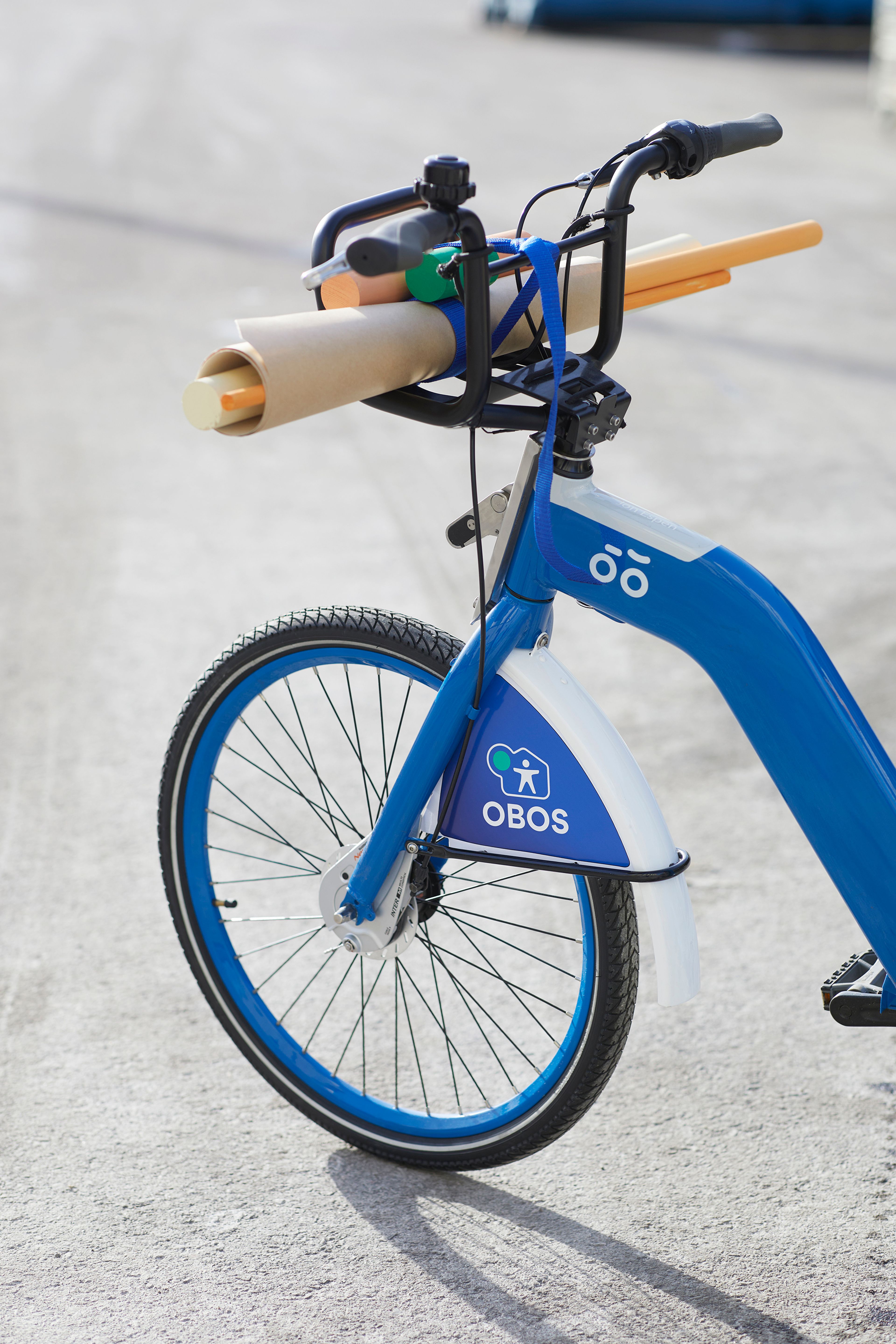 Bilde av en bysykkel med noen ruller med papir festet foran.