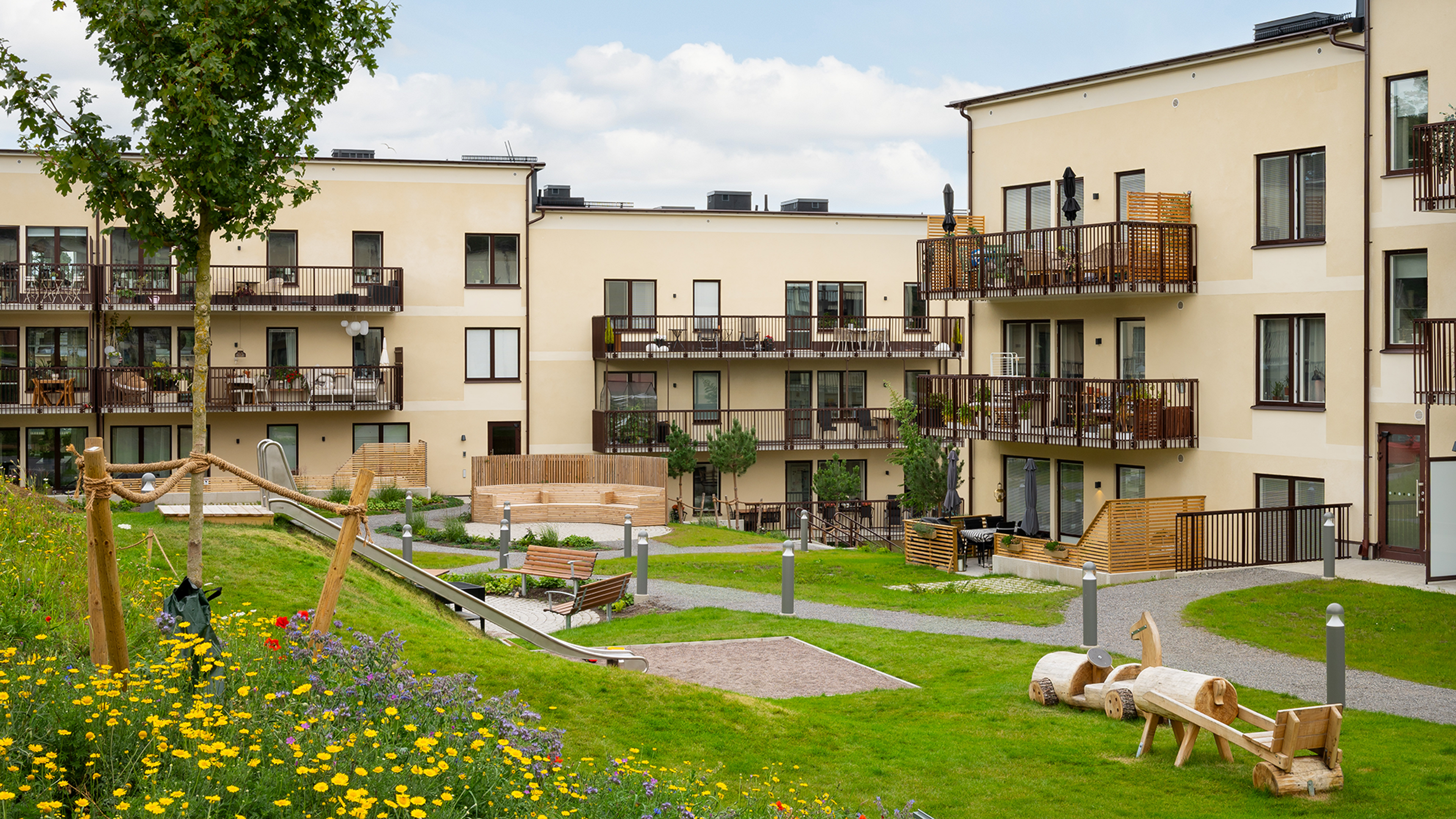 Ljus, fin och rymlig innergård med lekplats, Brf Vega Garden