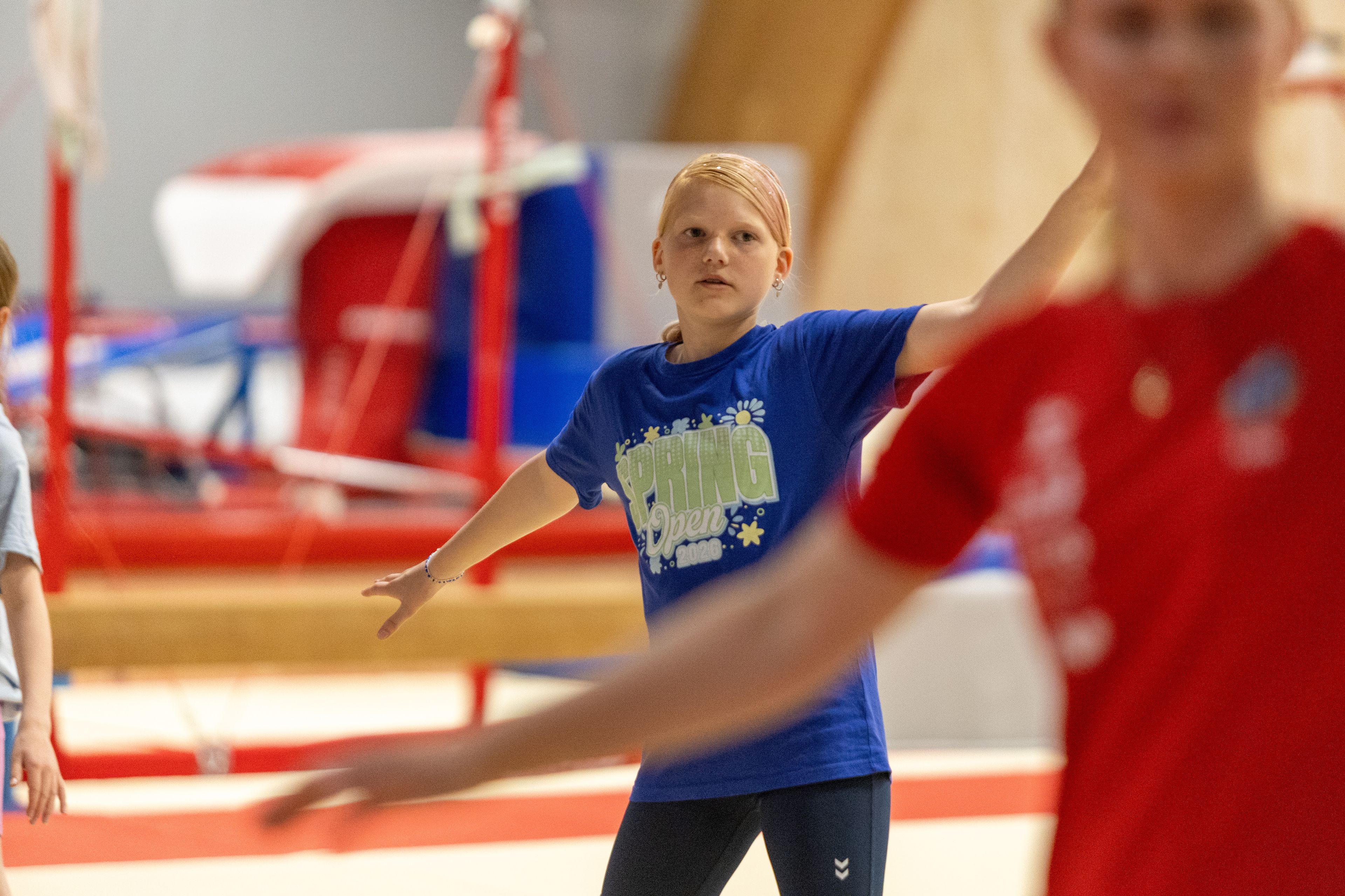 Mathilde (10) danser i turnhallen