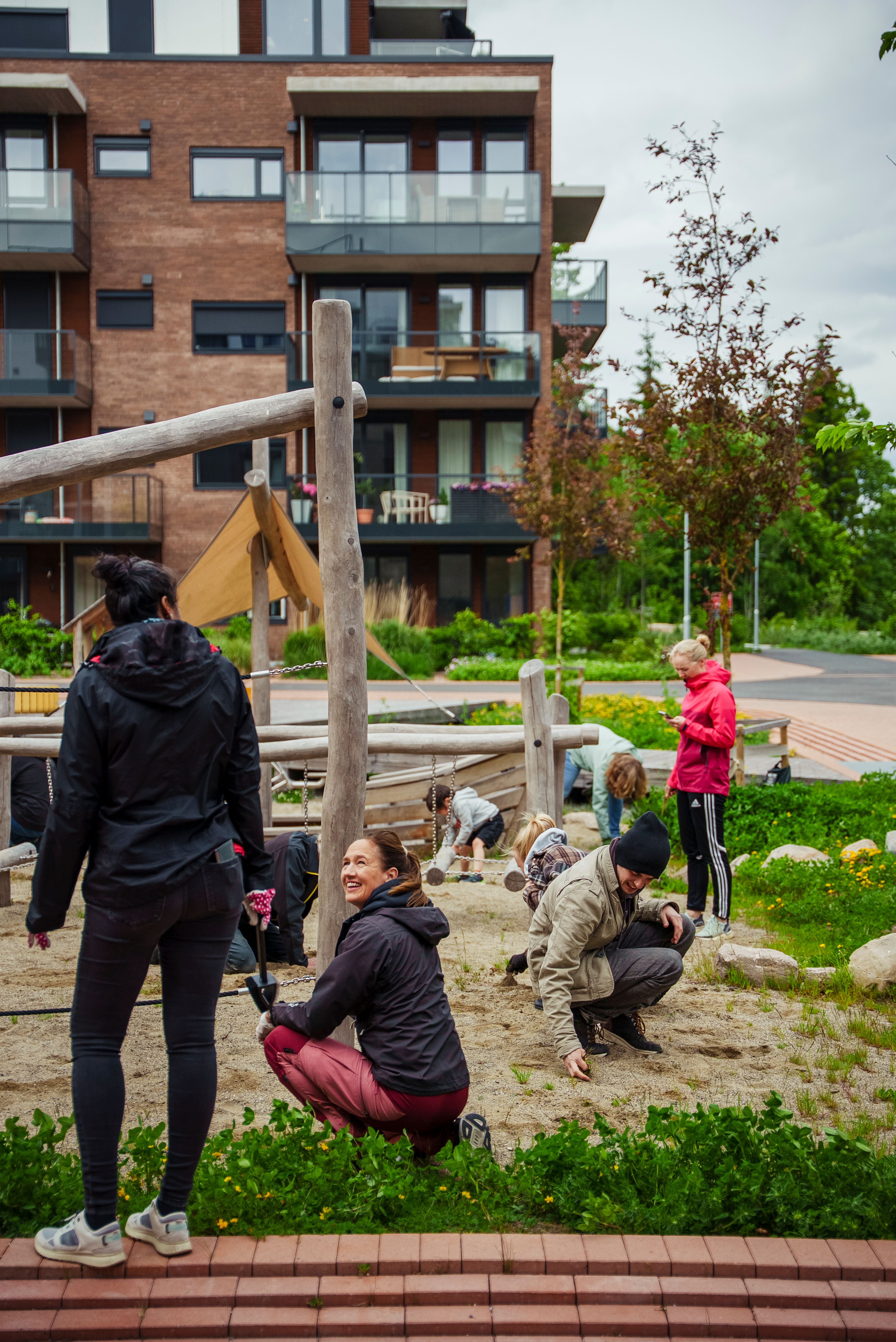 Beboerne på Brekketunet står samlet og bedriver dugnad