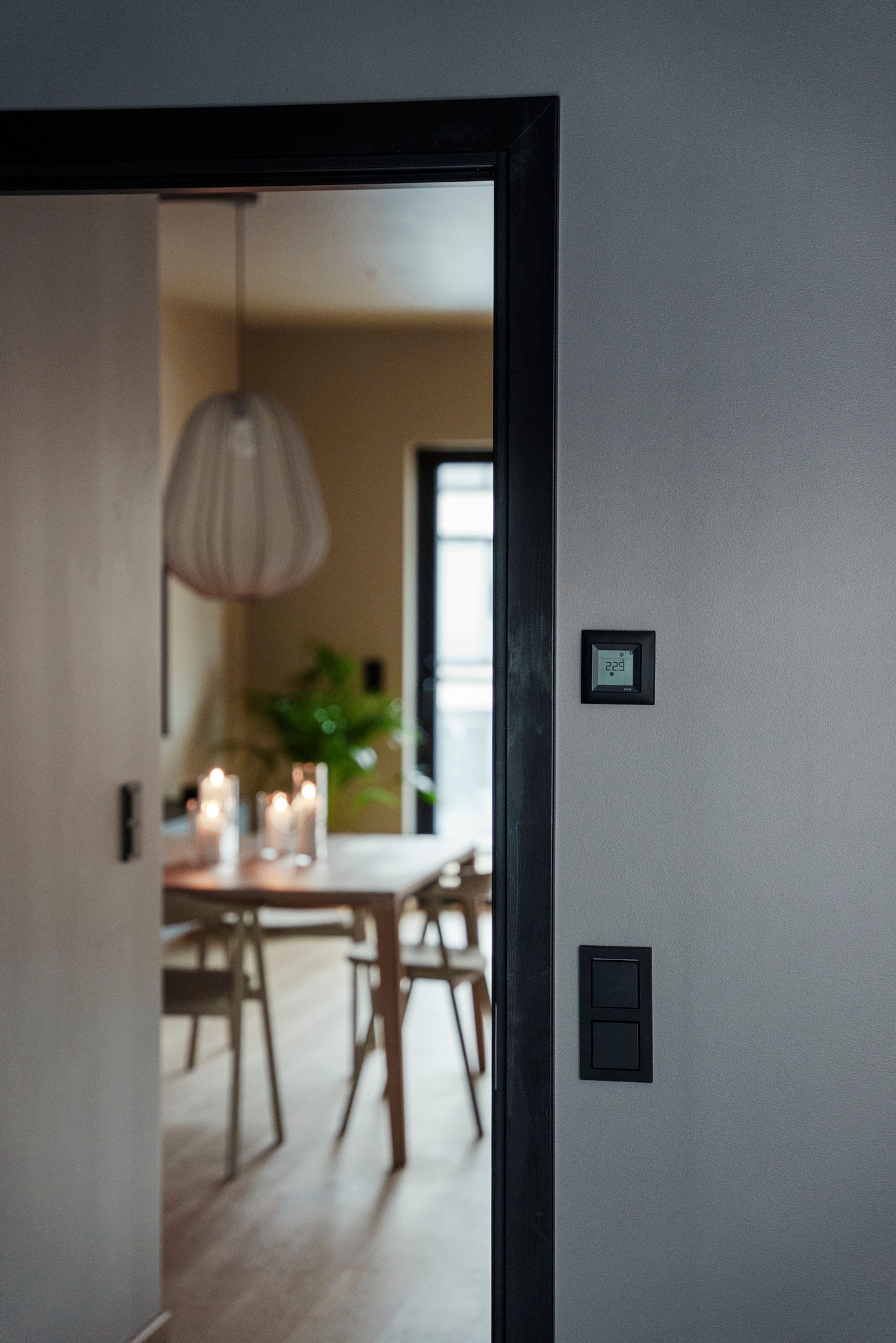 Bilde av en spisestue tatt gjennom dørkarmen fra et annet rom