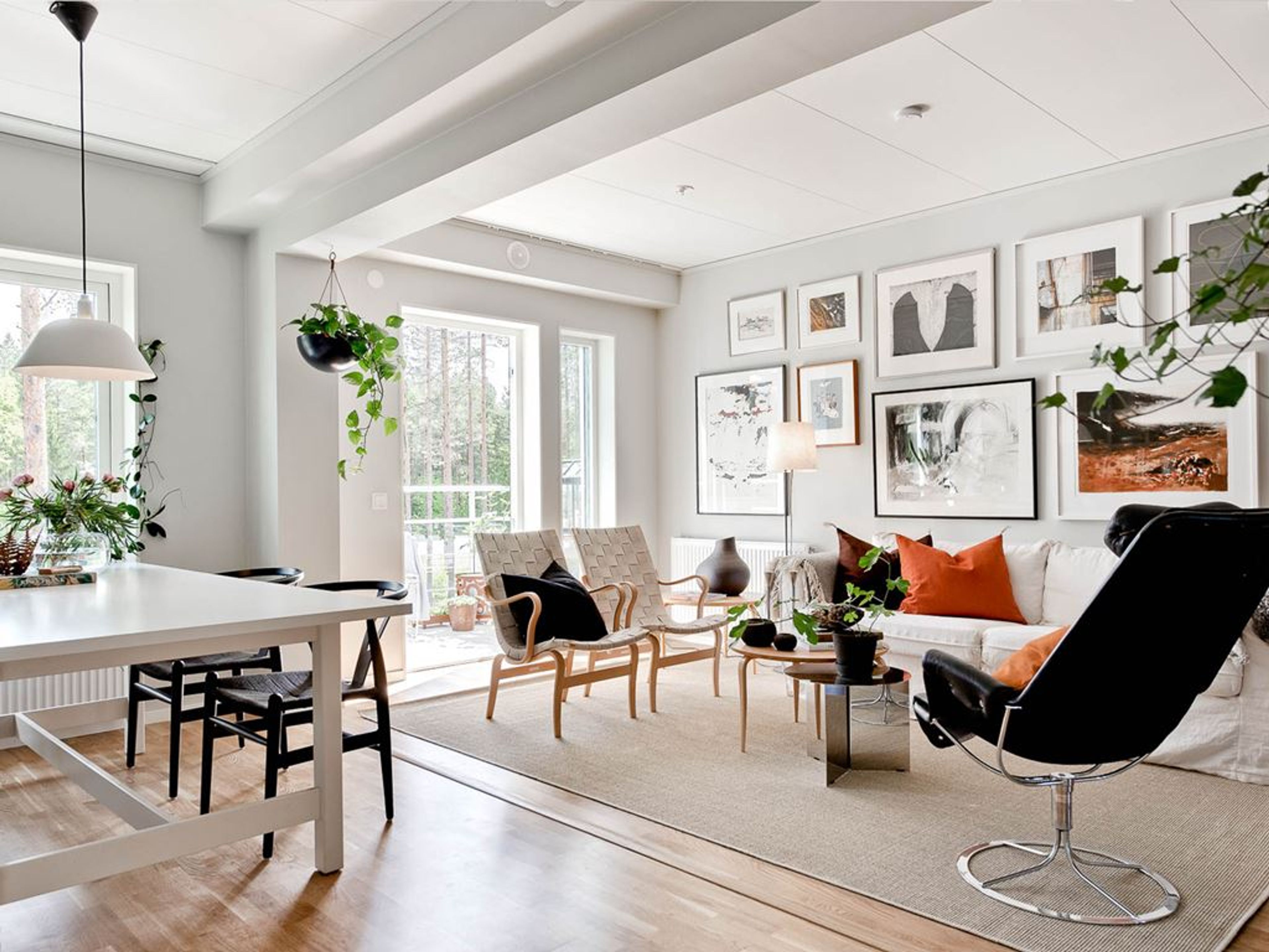 Ett matsalsbord och en soffa i ett vardagsrum