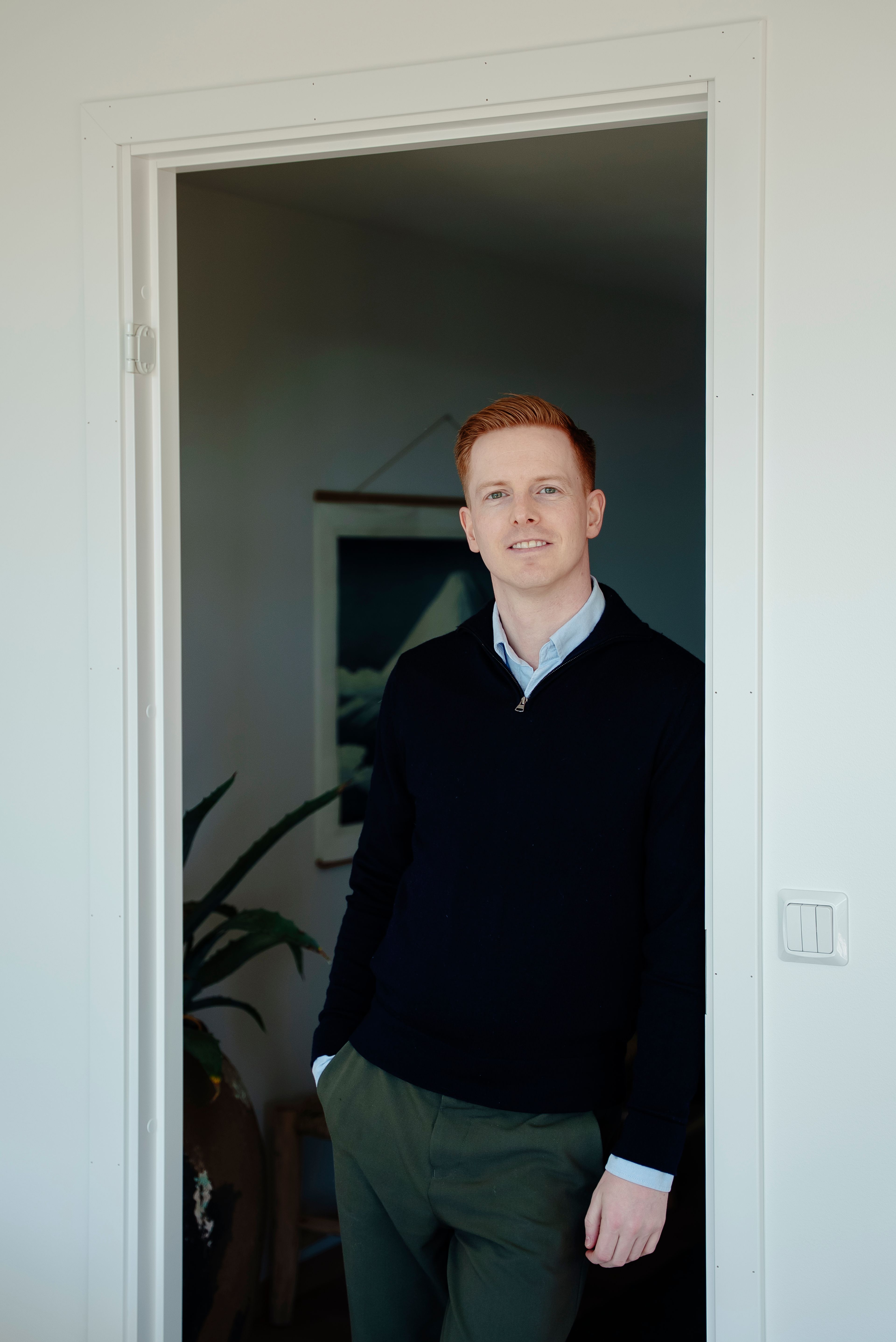 Bilde av bankrådgiver Nils Kristian Pilskog i døråpning i leilighet på Ulvenplassen.