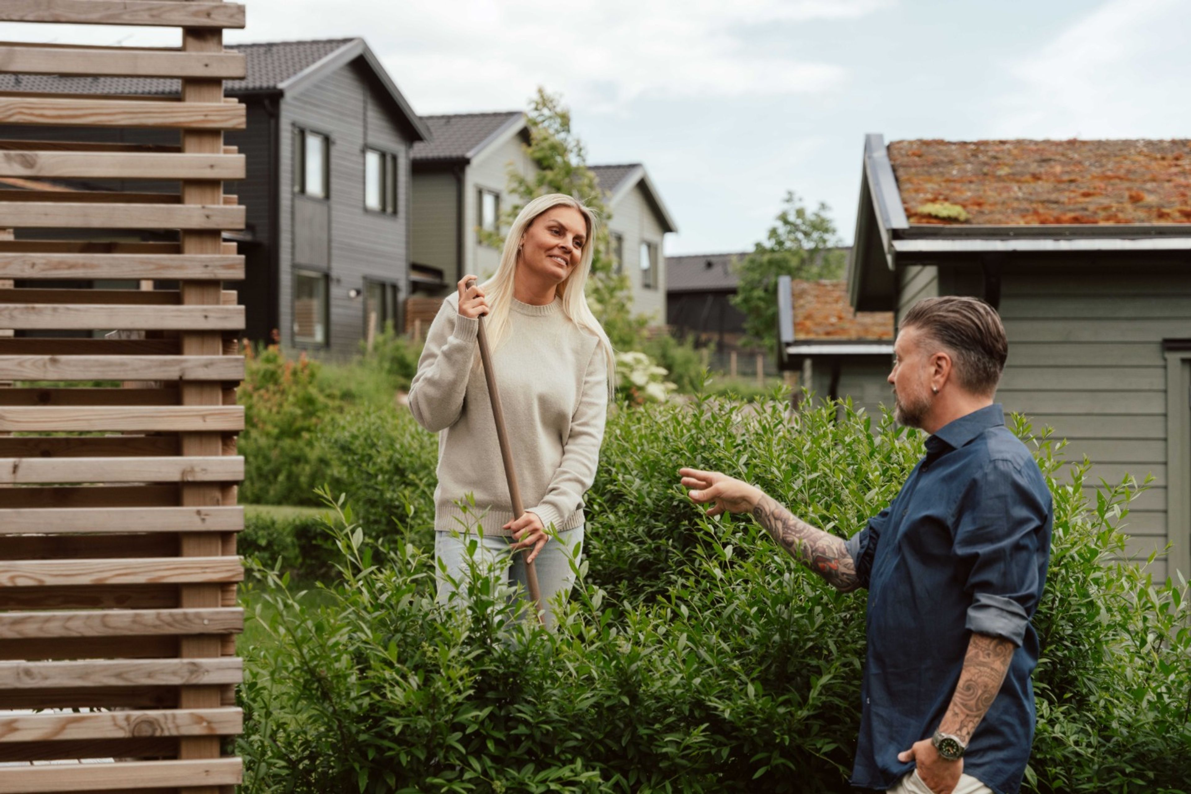 Foto på man och kvinna som pratar vid tomtgränsen