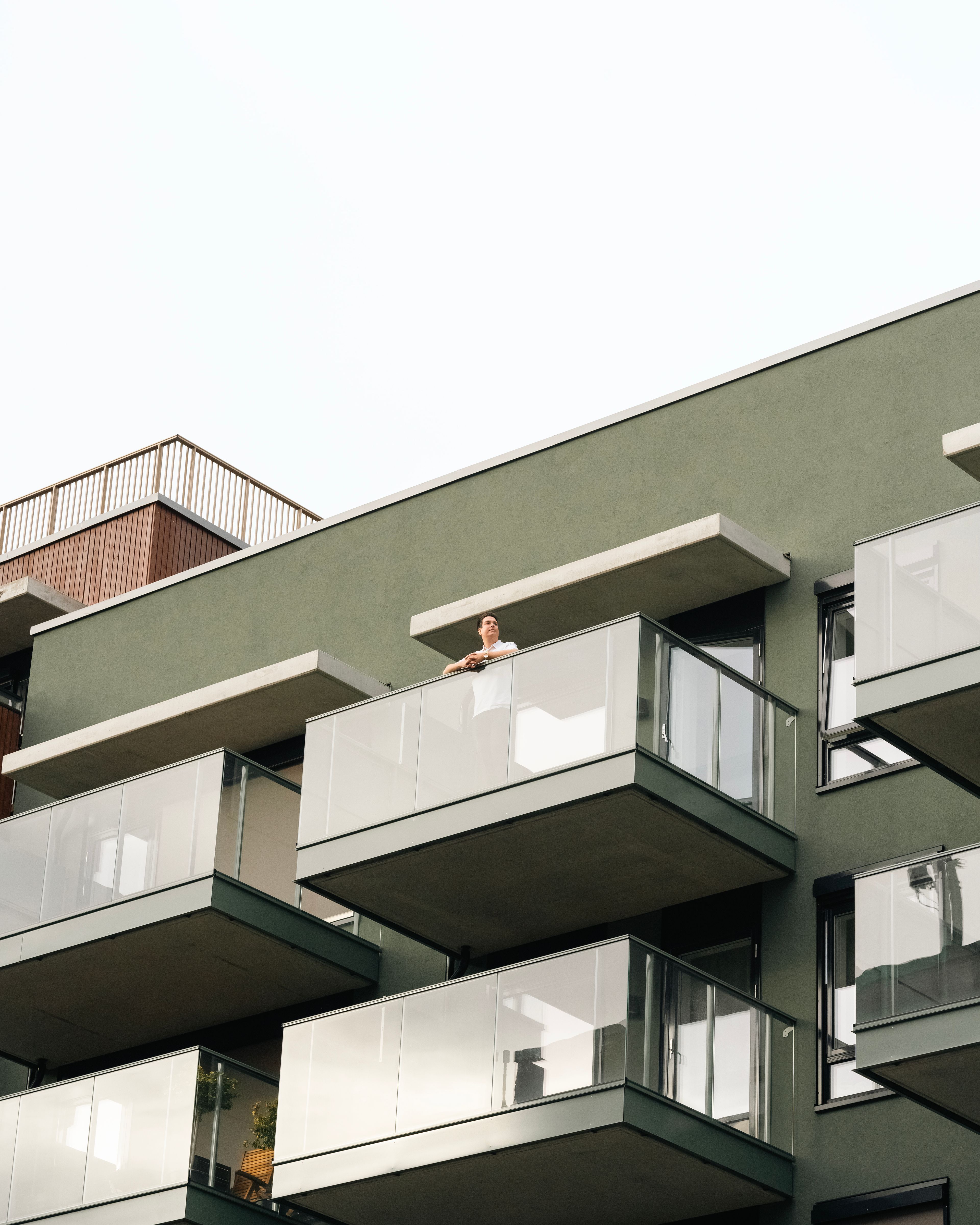 Foto av Andreas på balkongen på Vollebekk