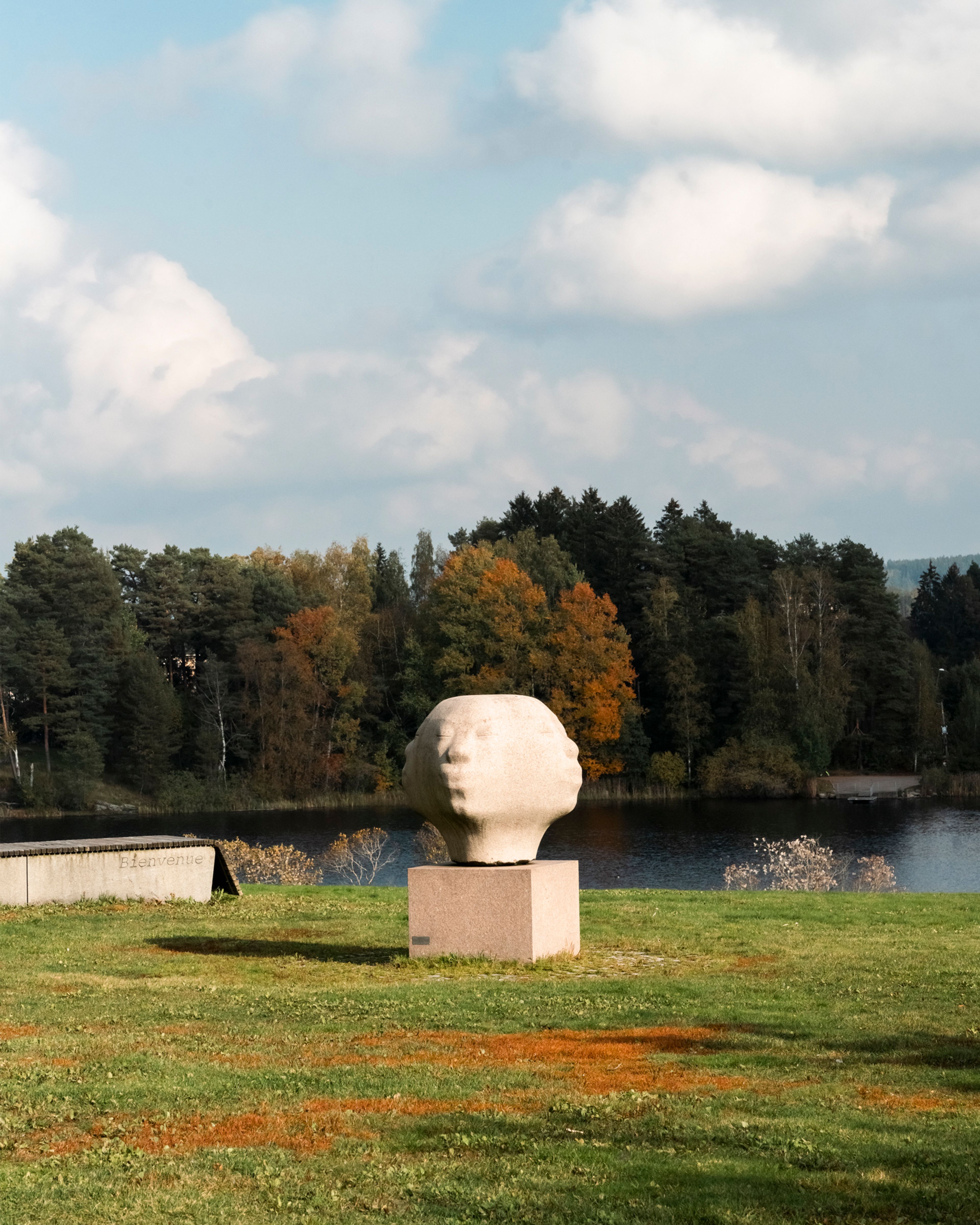 Foto av billedhugger Kjersti Wexelsen Goksøyrs mangefjesede skulptur «Samhold» i rådhusparken, Lørenskog, Romerike