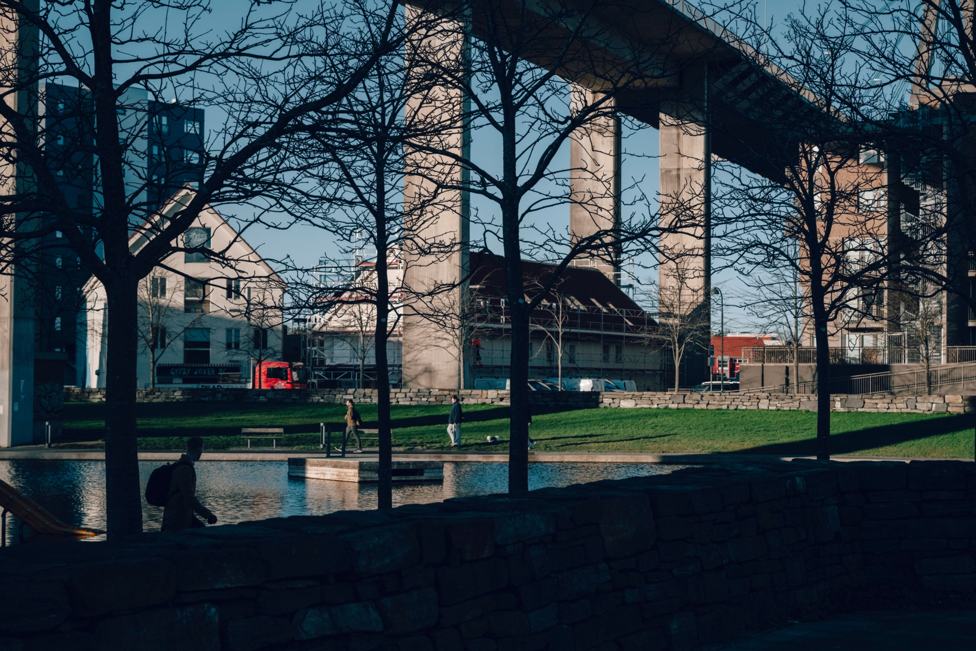 Foto av Badedammen i Stavanger og en bro.