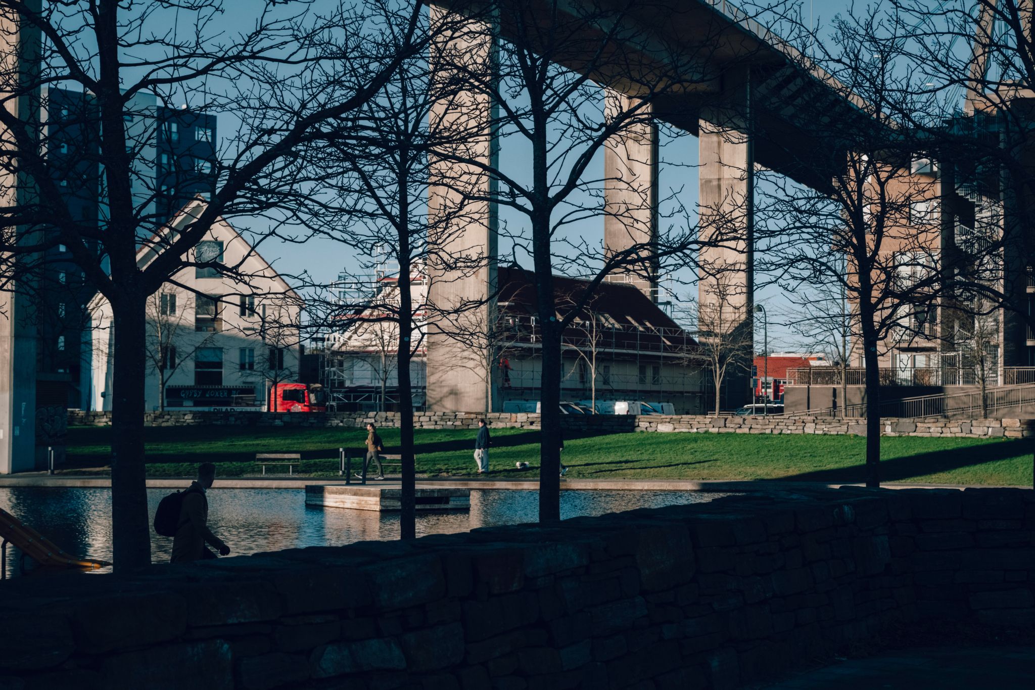 Foto av Badedammen i Stavanger og en bro.
