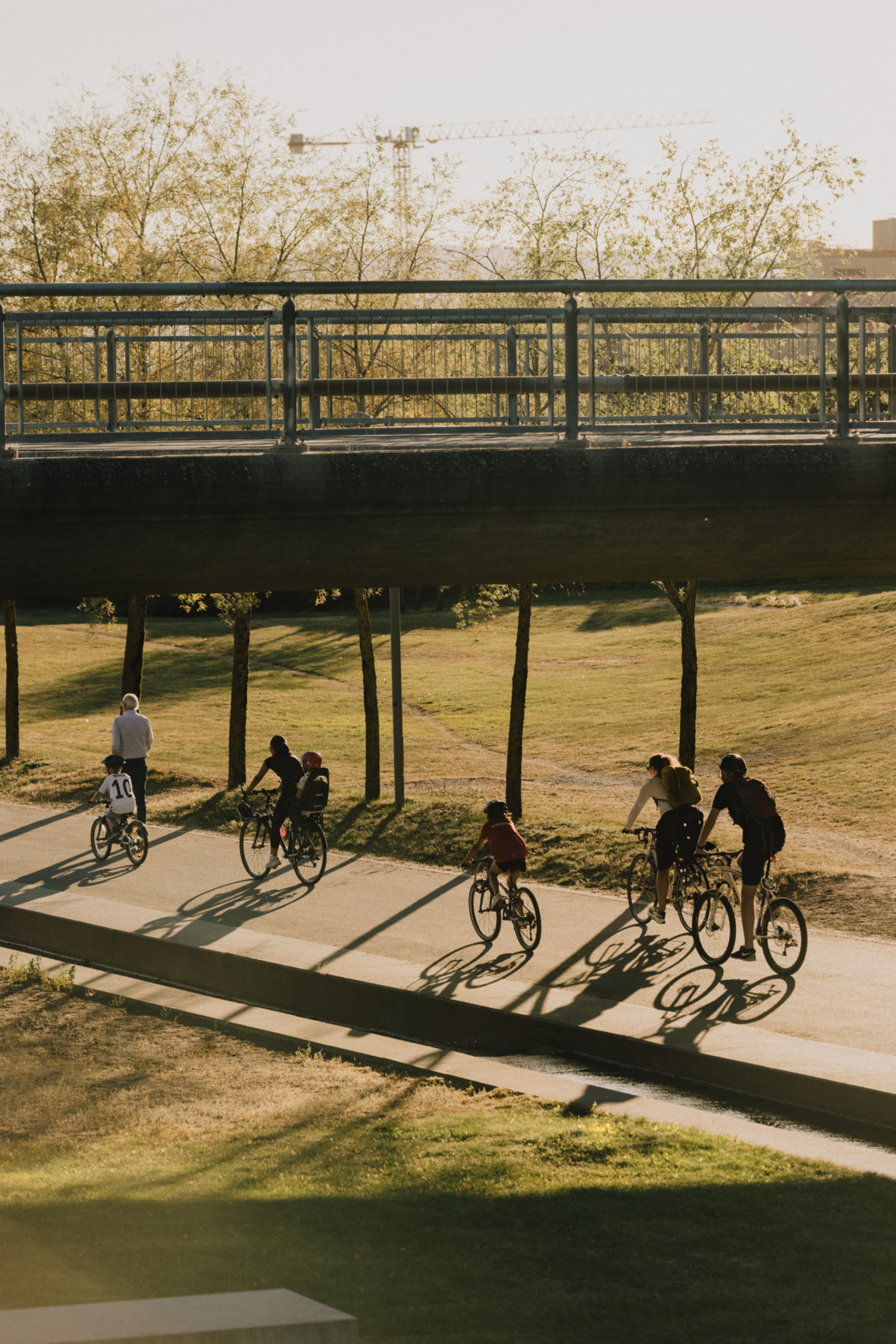 Bilde viser noen som sykler på Fornebu.