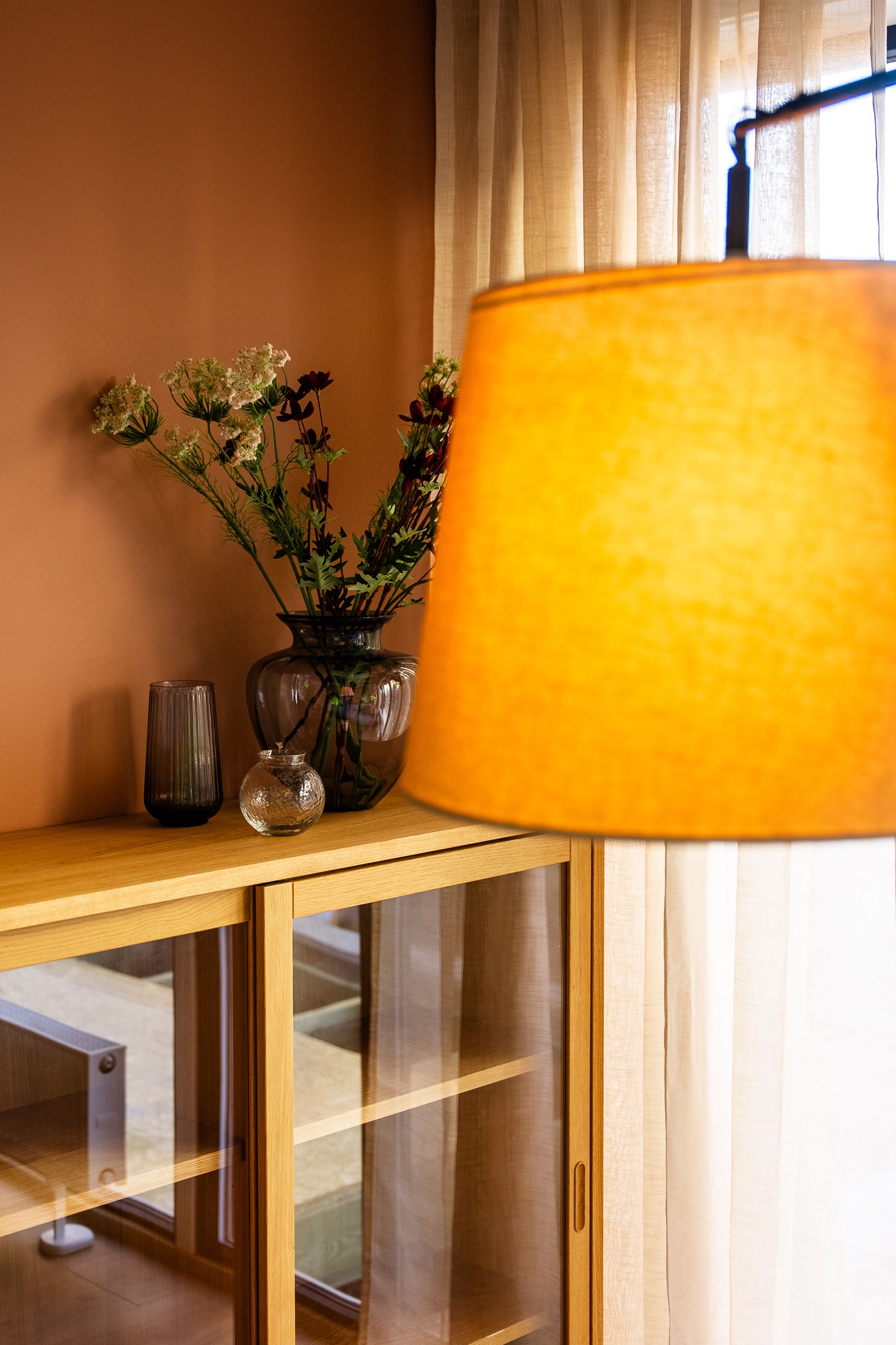 Nærbilde av en lampeskjerm med varmt lys på stua.