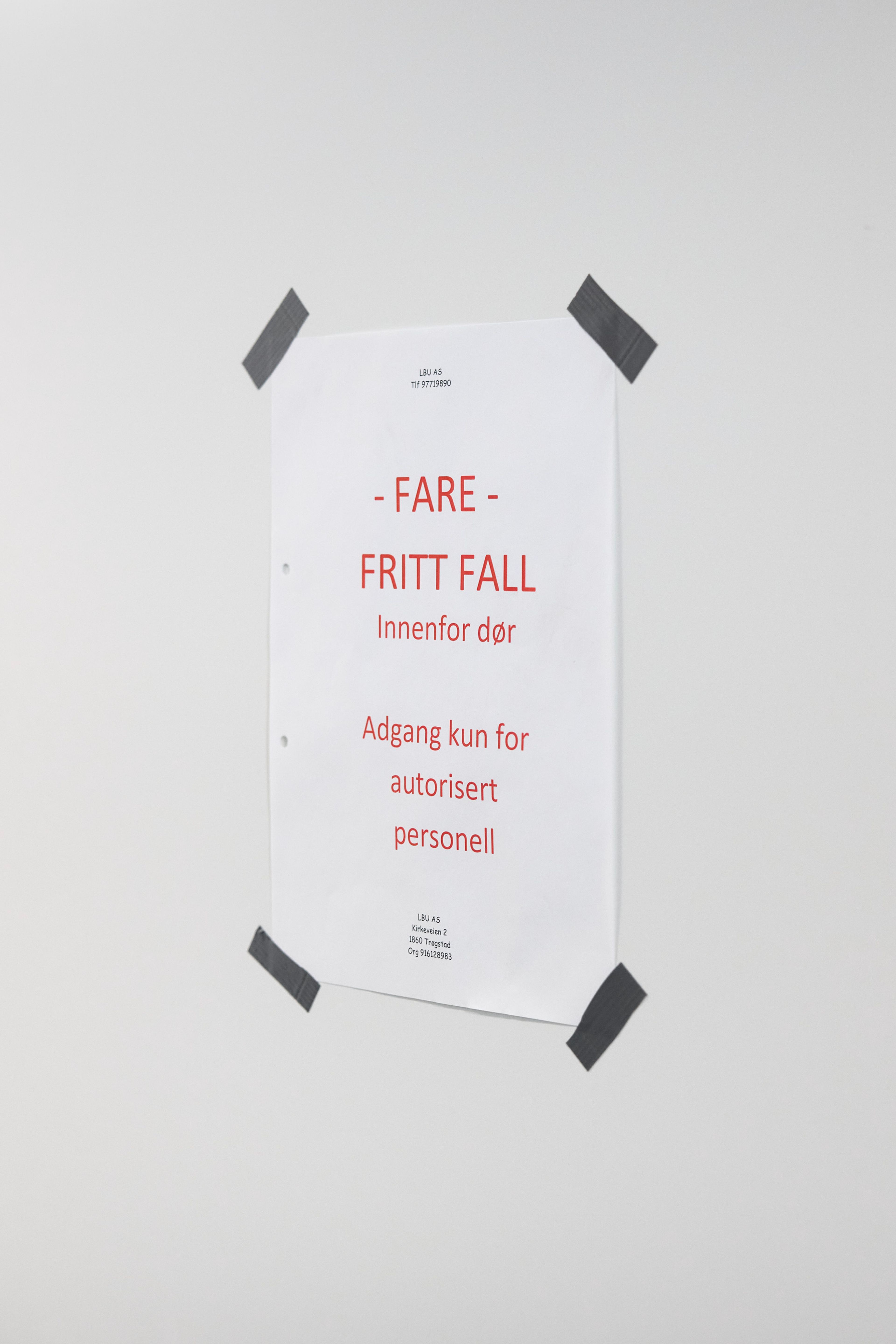 Skriftlig advarsel på et A4-ark med teksten "Fare fritt fall"