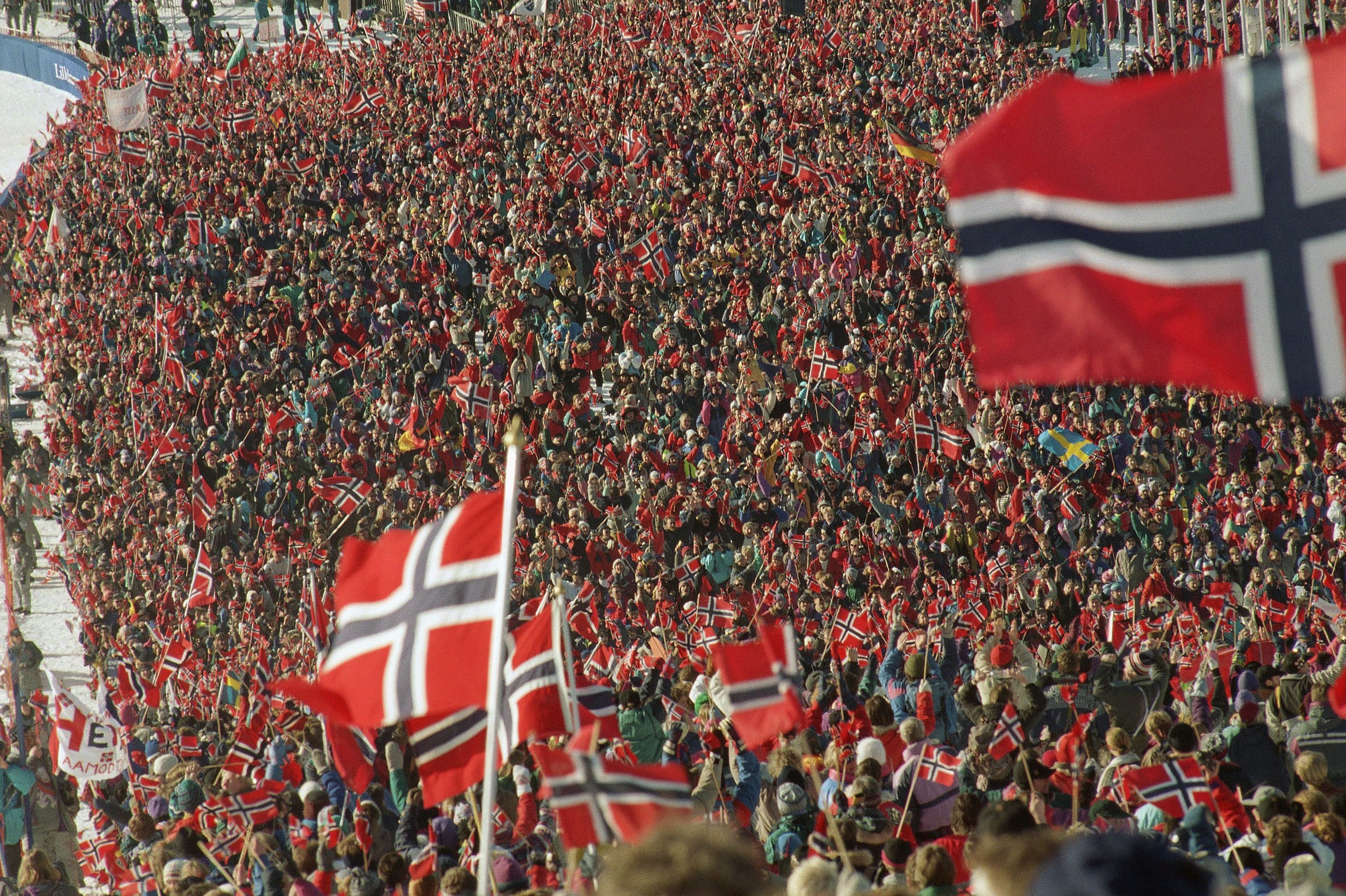 Stort publikum med norske flagg samlet under OL på Lillehammer.
