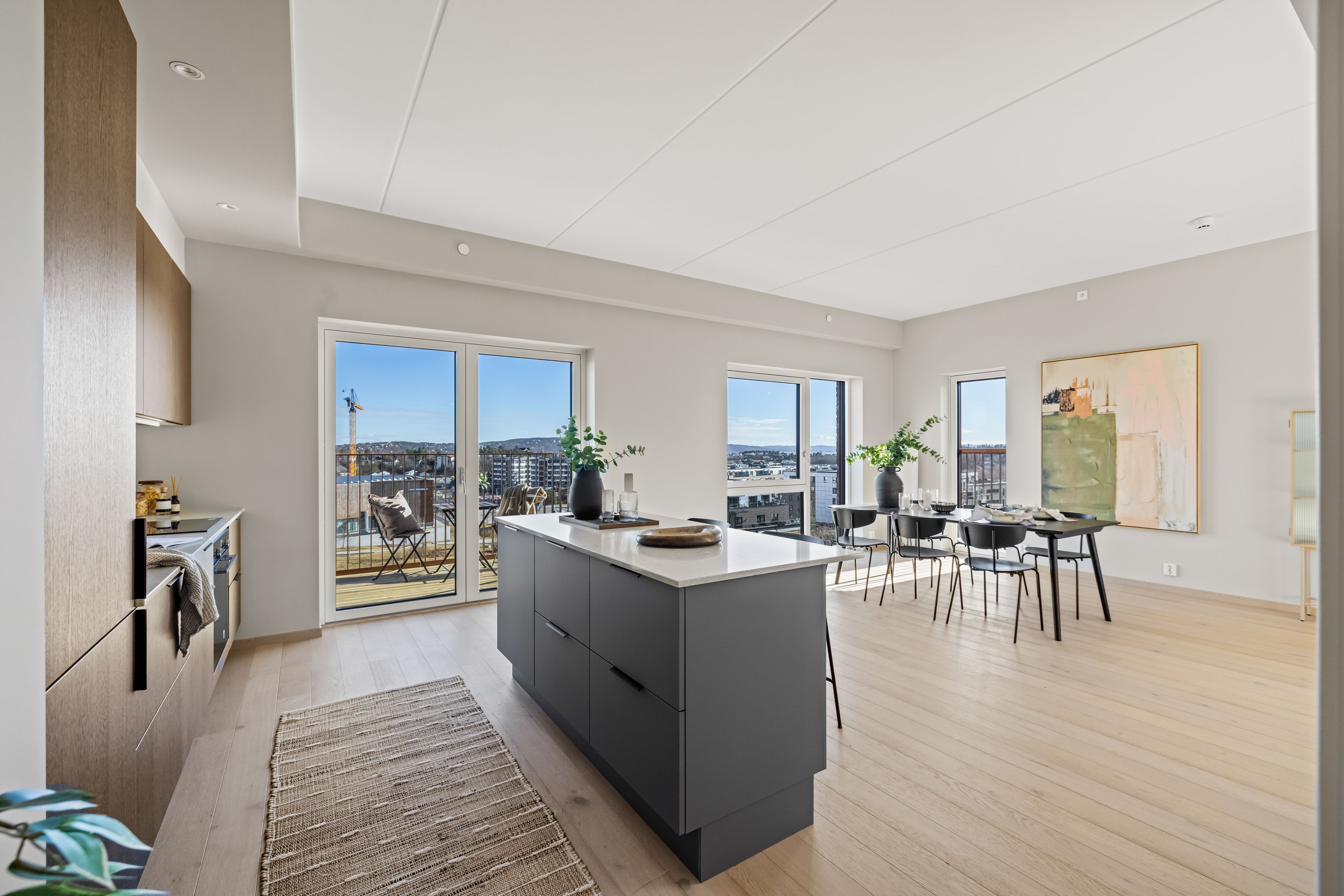 Kjøkken med kjøkkenøy og spiseplass.