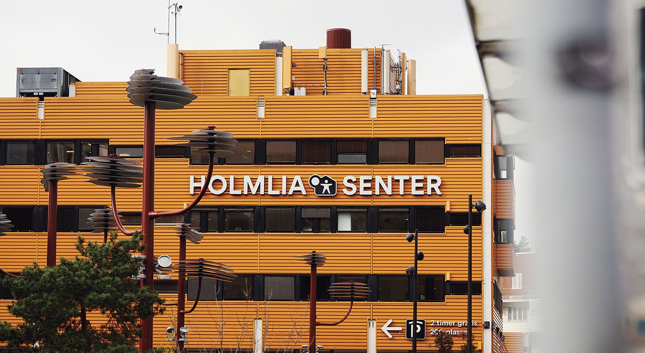 Bilde av utsiden av Holmlia Senter.