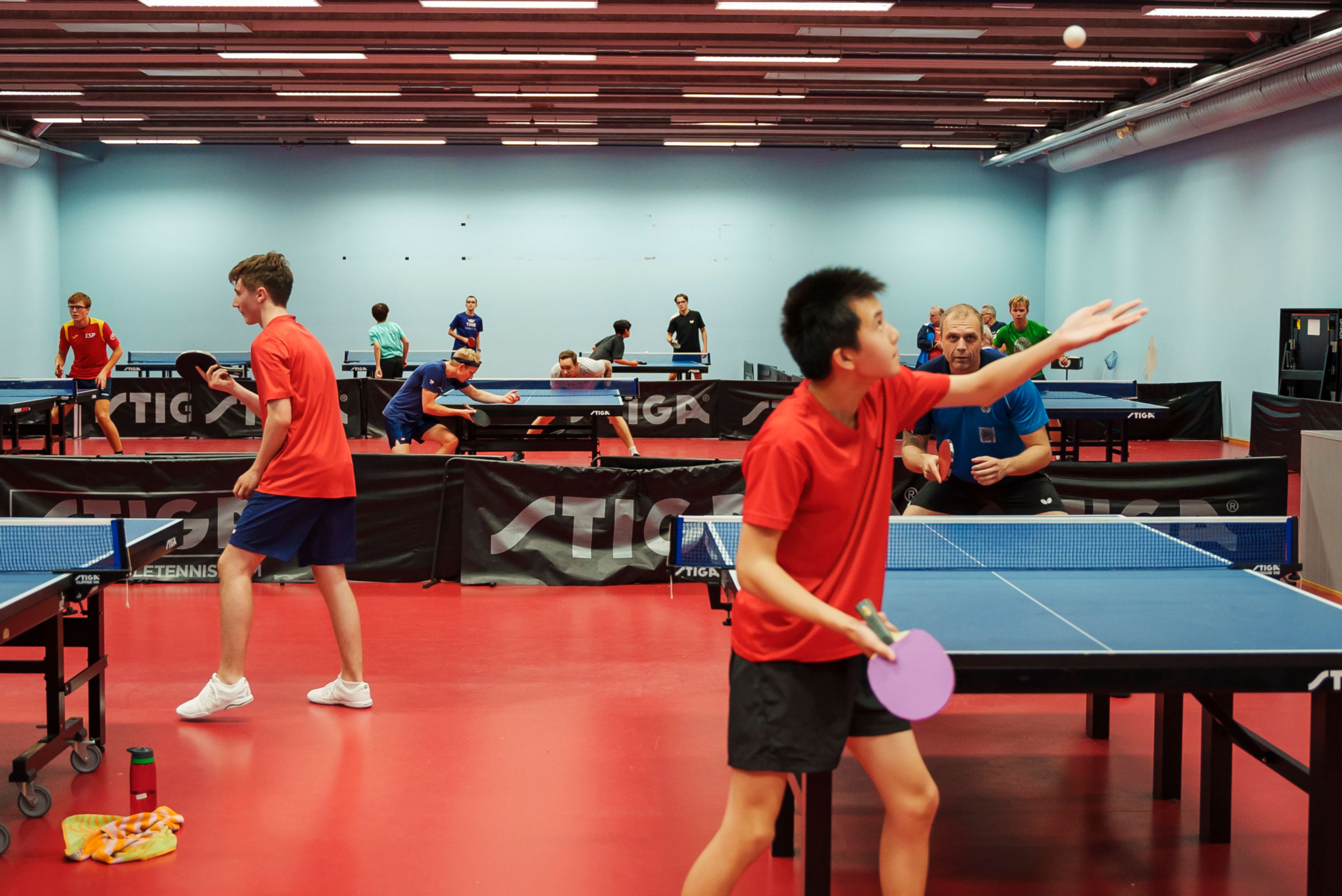 Mange barn i aksjon hos Fornebu Bordtennisklubb.