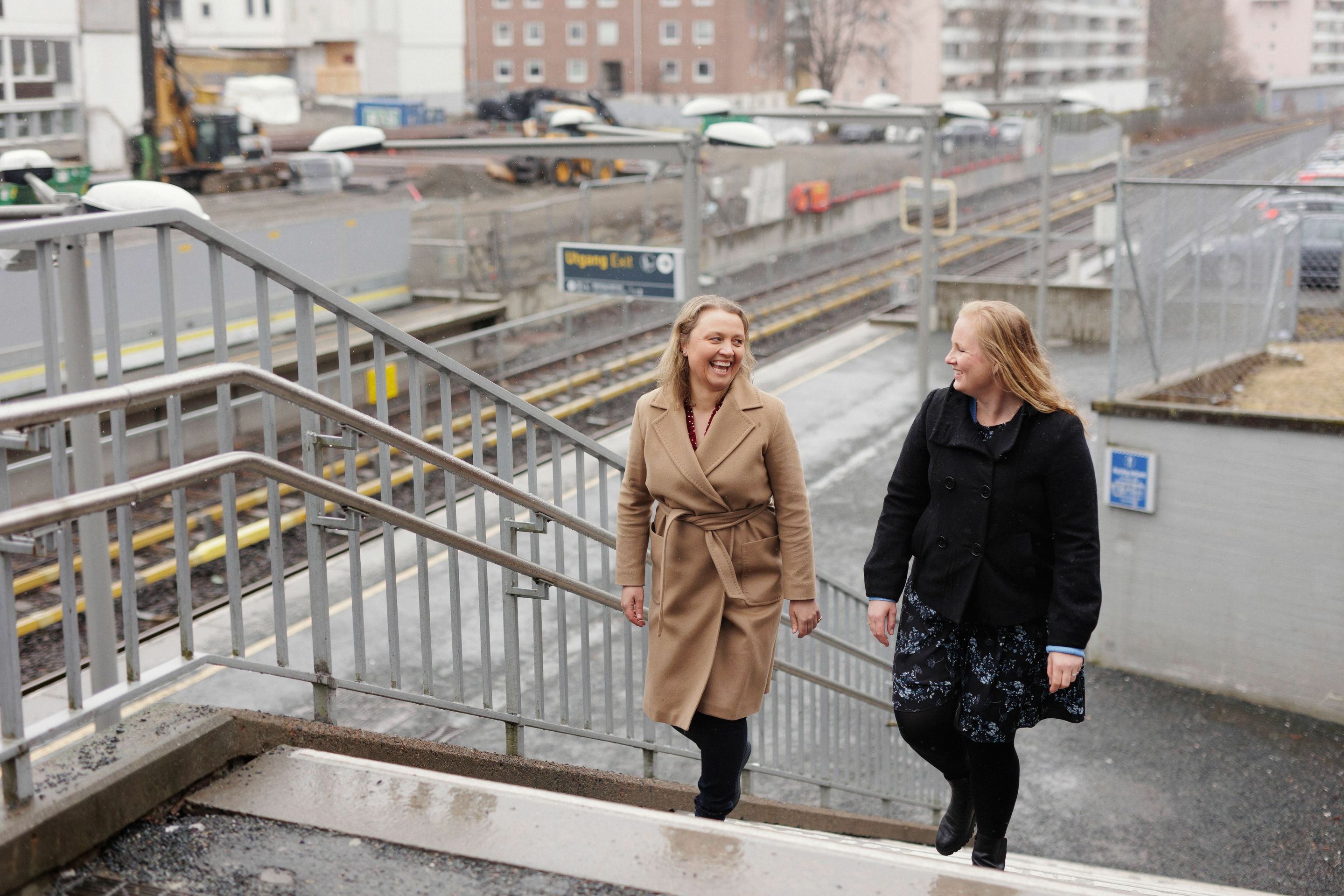 Utviklingsdirektør Christina Solli Ektvedt og prosjektsjef Trine Hauglund Overgård går opp trappen ved Lambertseter T-bane.