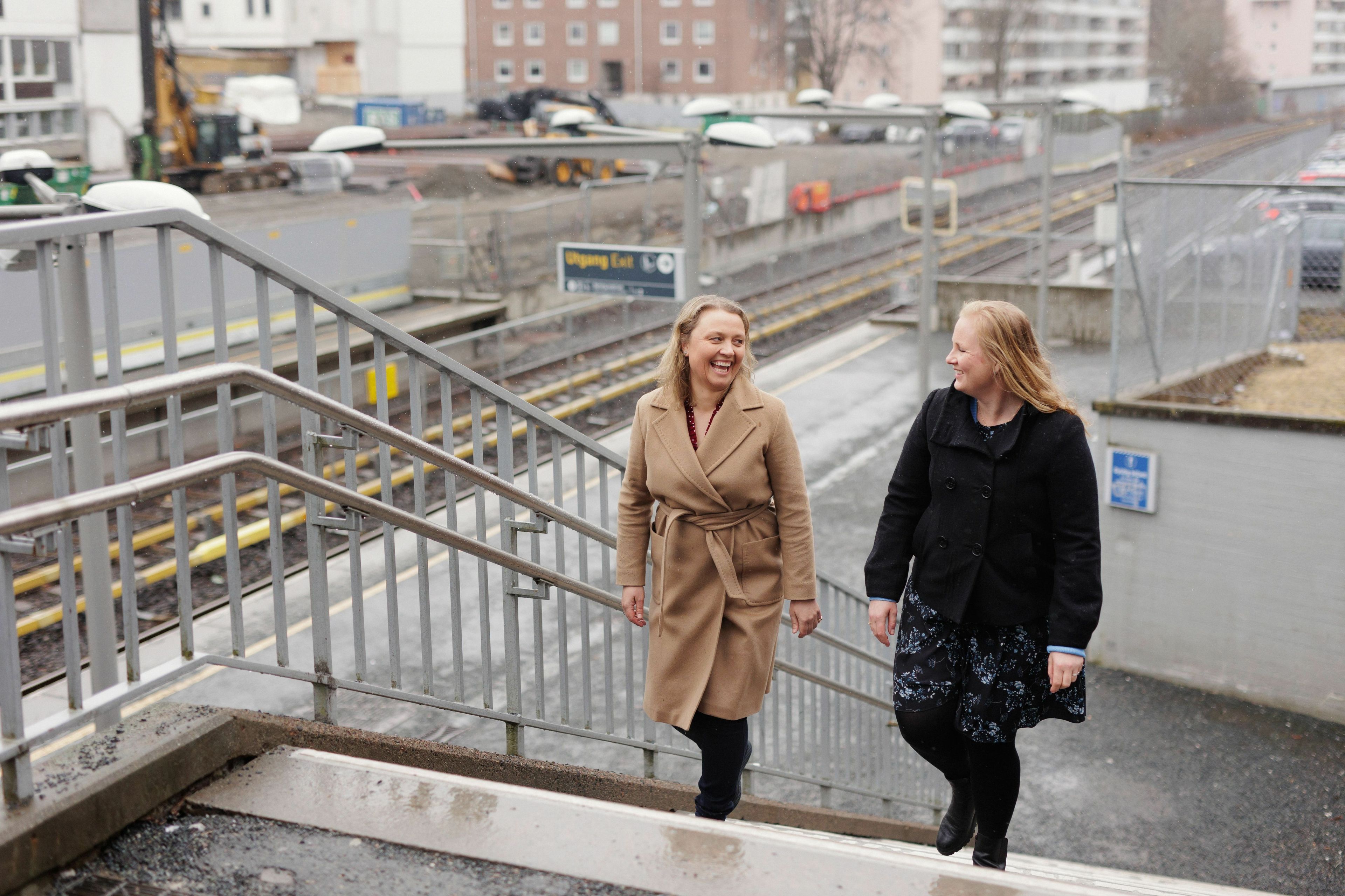 Utviklingsdirektør Christina Solli Ektvedt og prosjektsjef Trine Hauglund Overgård går opp trappen ved Lambertseter T-bane.