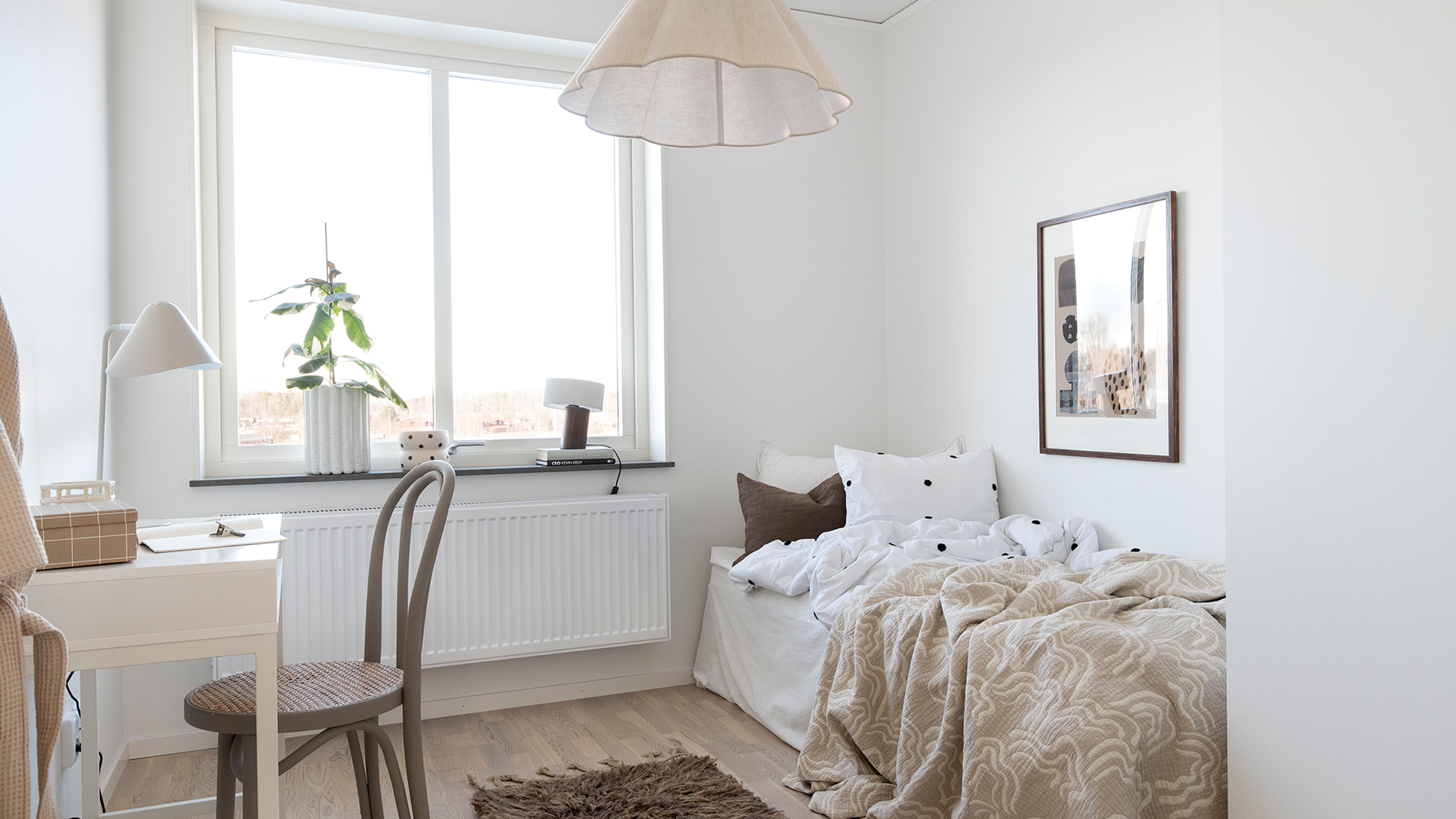 Ljust sovrum eller kontor på övervåningen