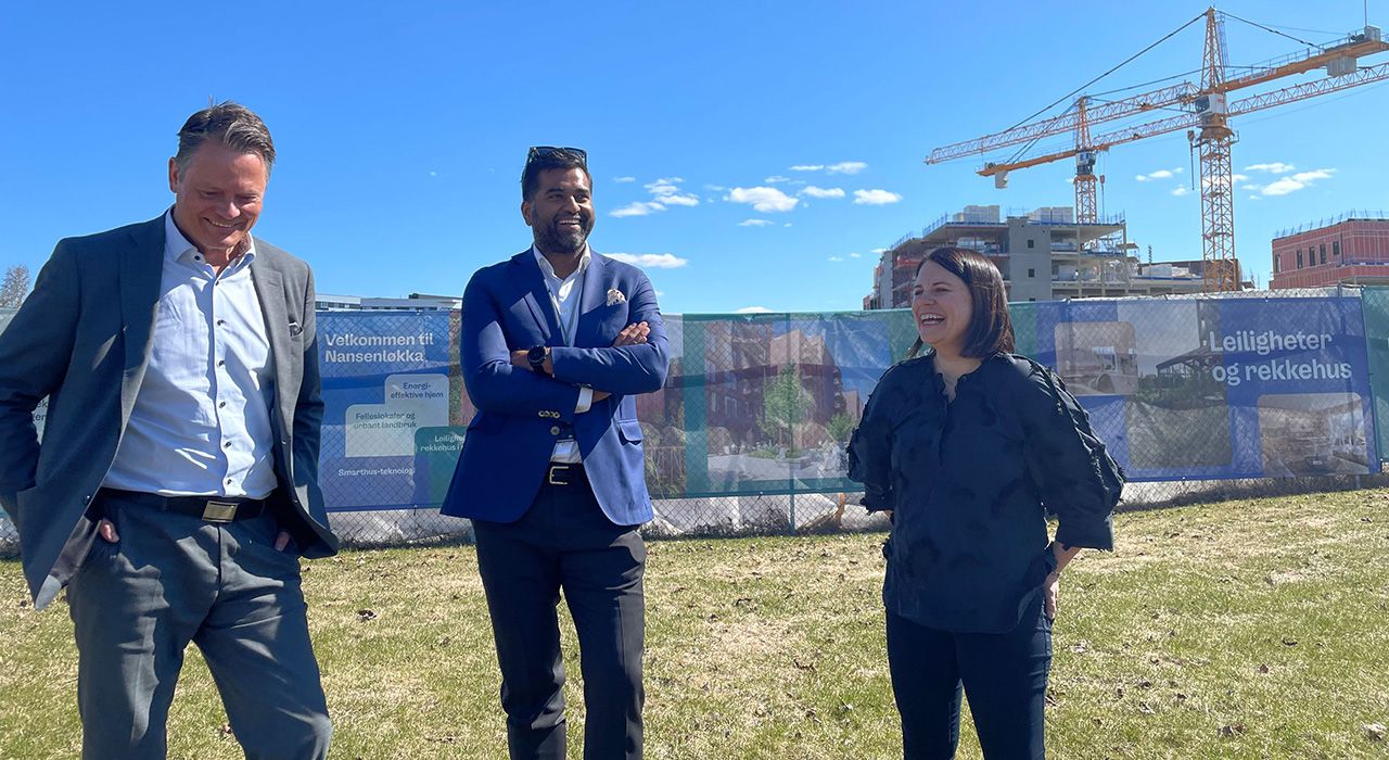 Bilde av konserndirektør i Skanska Eiendomsutvikling, Thorbjørn Brevik. Salman Saeed, regiondirektør i Skanska Eiendomsutvikling og Ingunn Randa, konserndirektør for boligutvikling storby i OBOS.