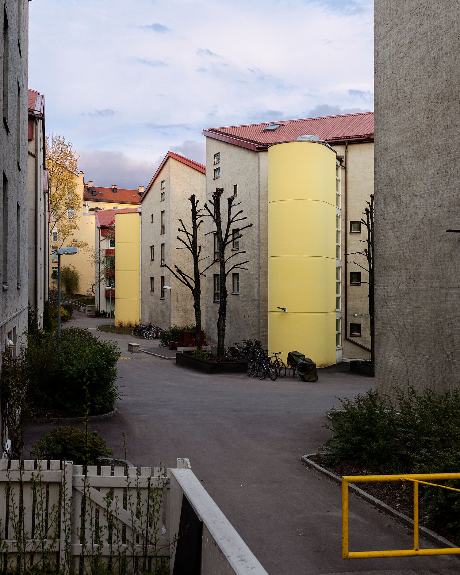 Fasader og bakgård i Valdresgata borettslag.