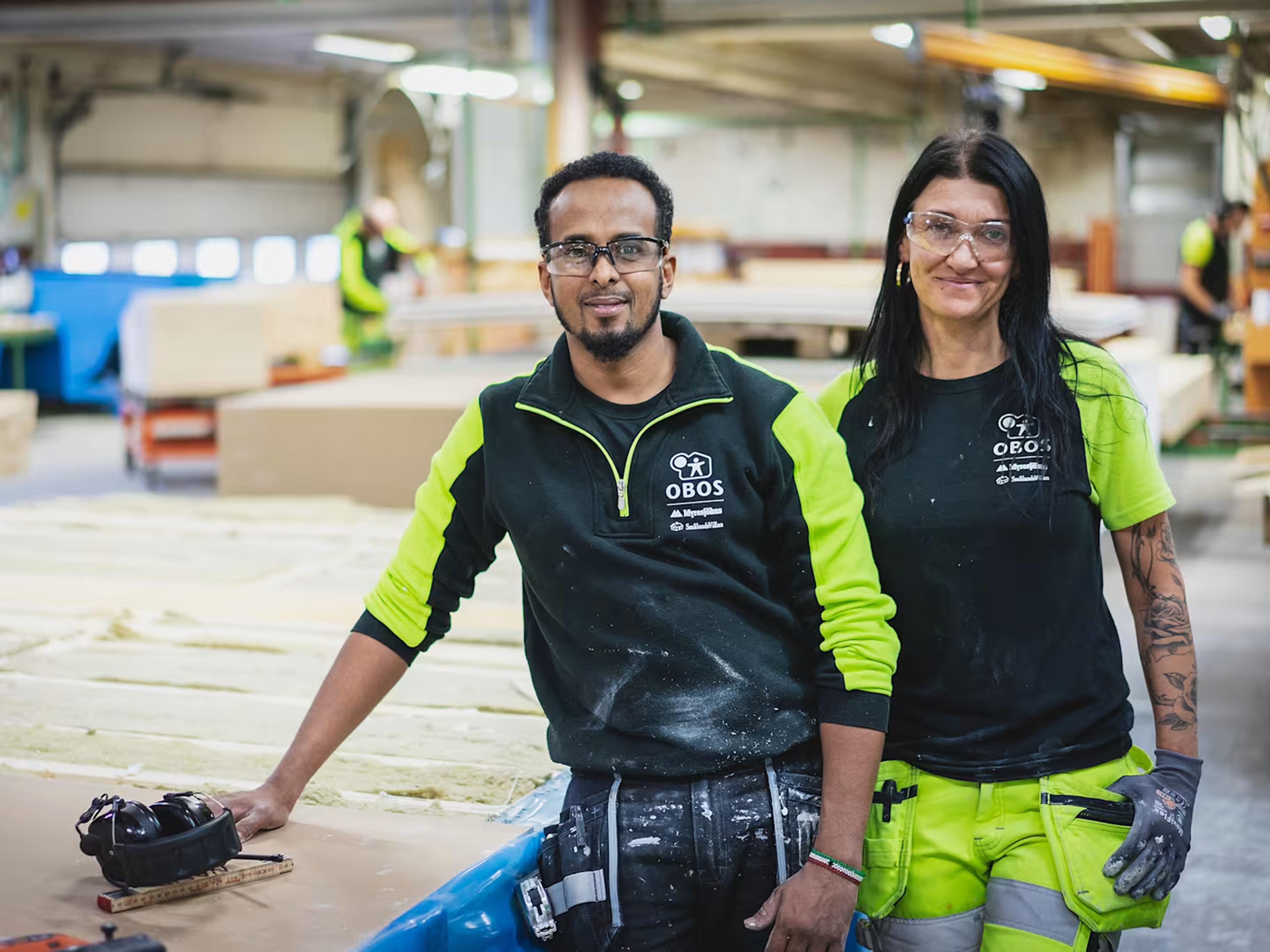 Kille & tjej som jobbar på OBOS