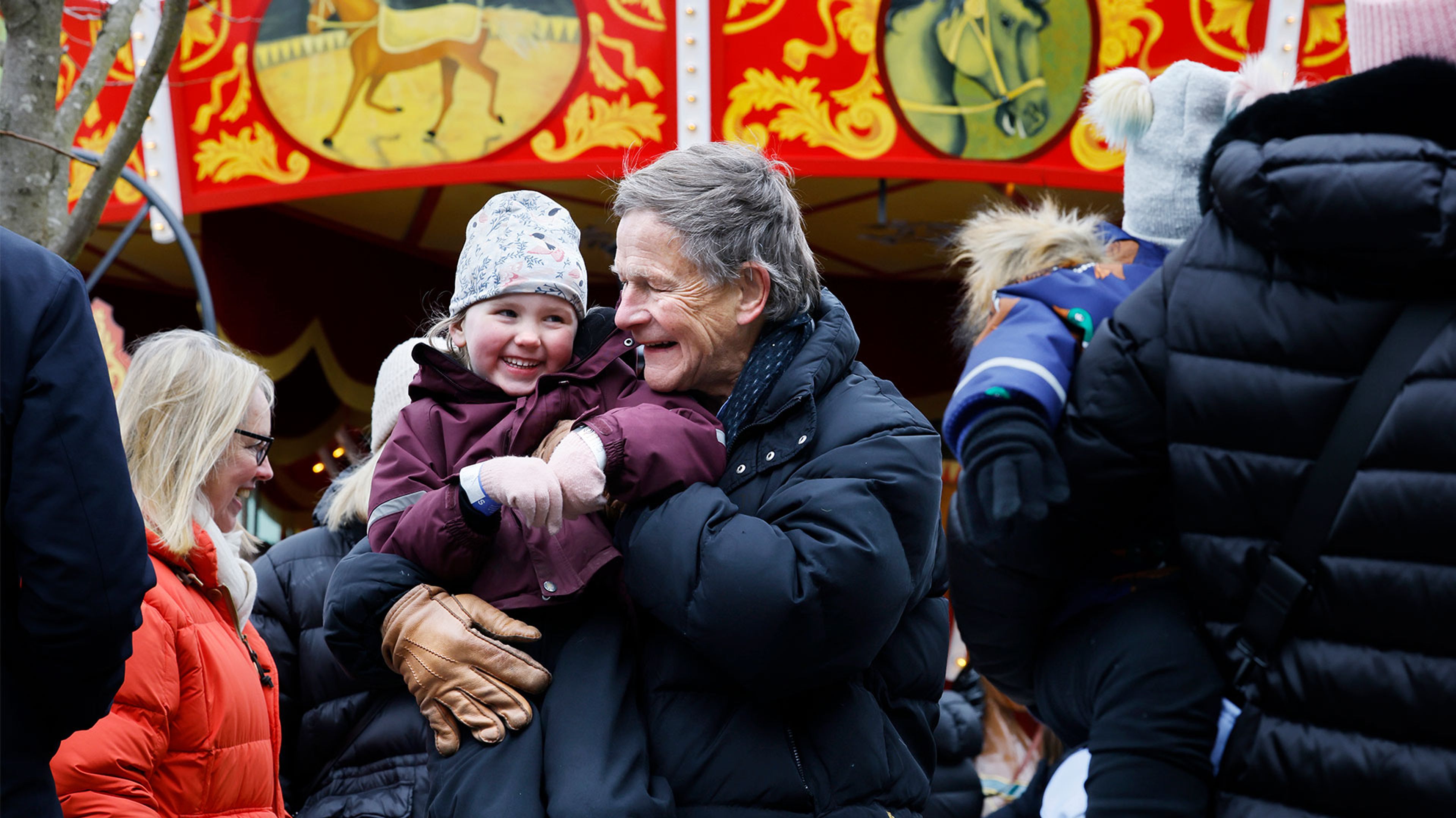 morfar med barnbarn på Gröna lund