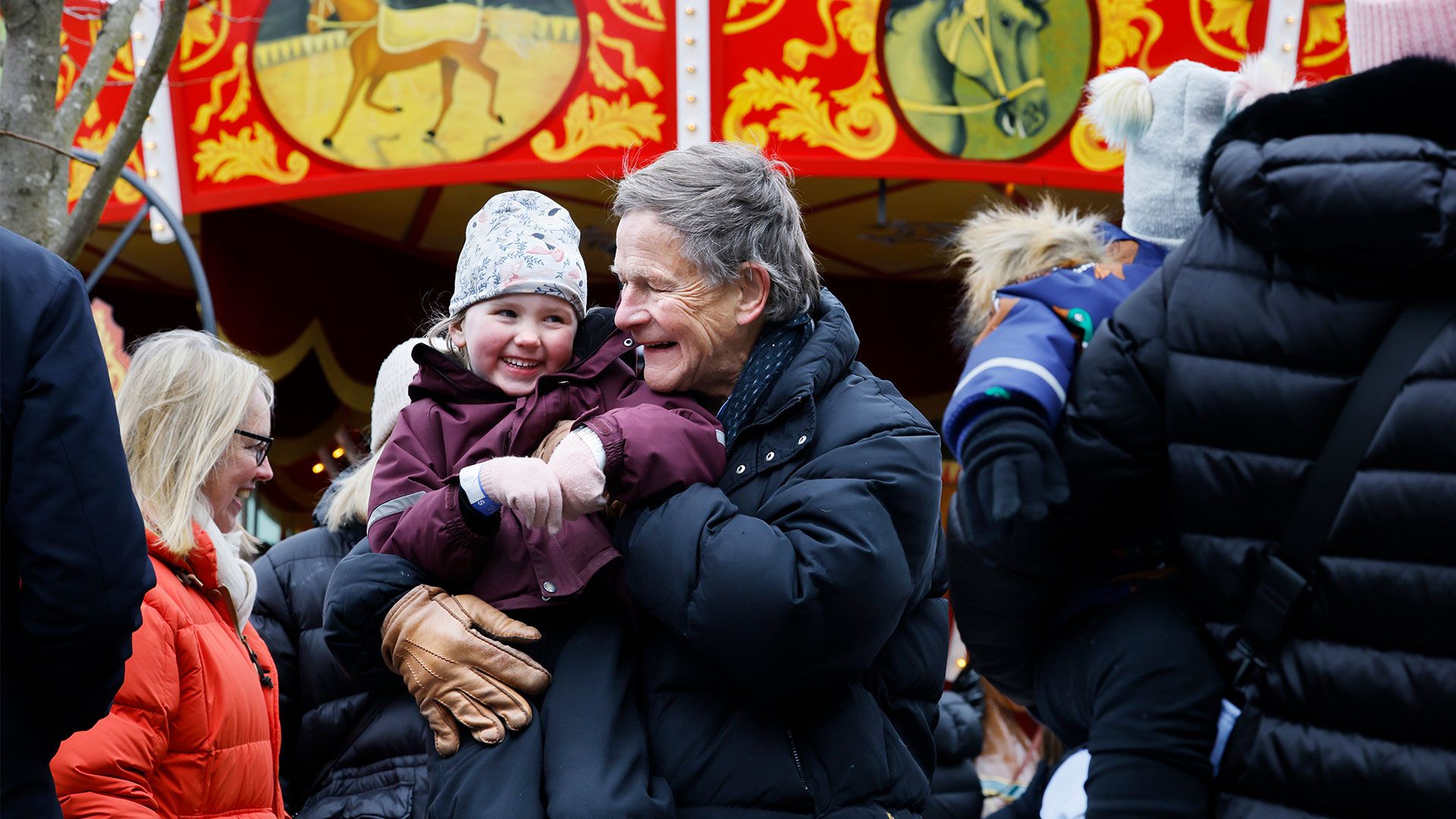 morfar med barnbarn på Gröna lund