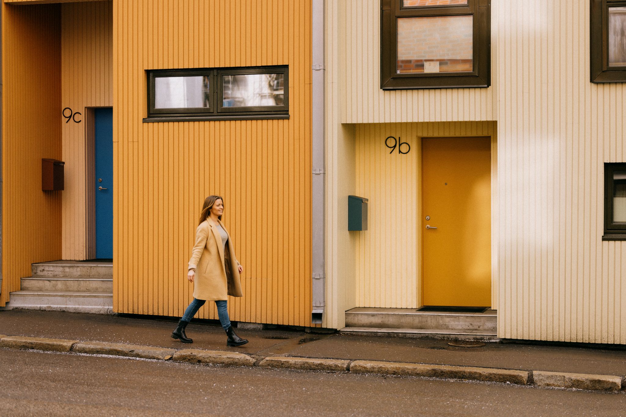 Portrett av Maria Tøsse gående blant hus på Grünerløkka.