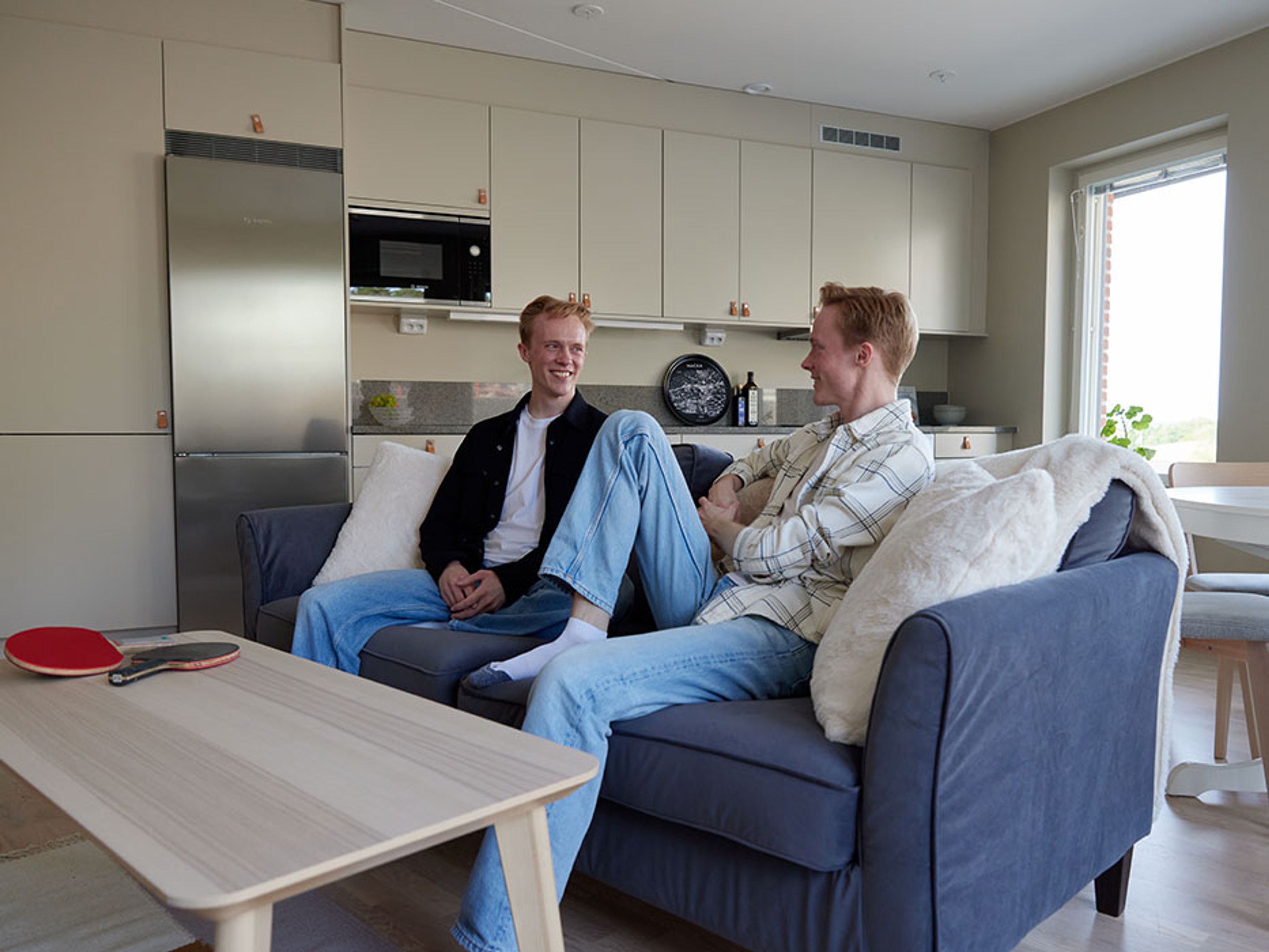 Tvillingarna umgås i soffan