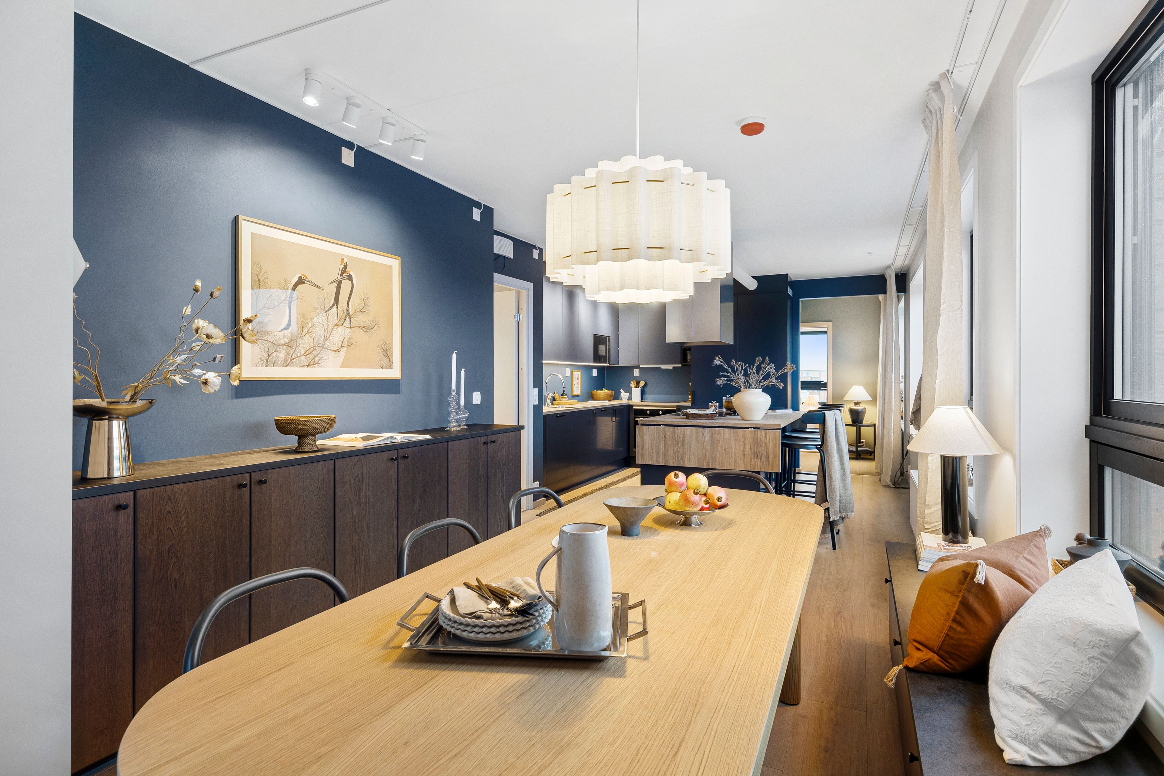 Stort spisebord, med kjøkken bak