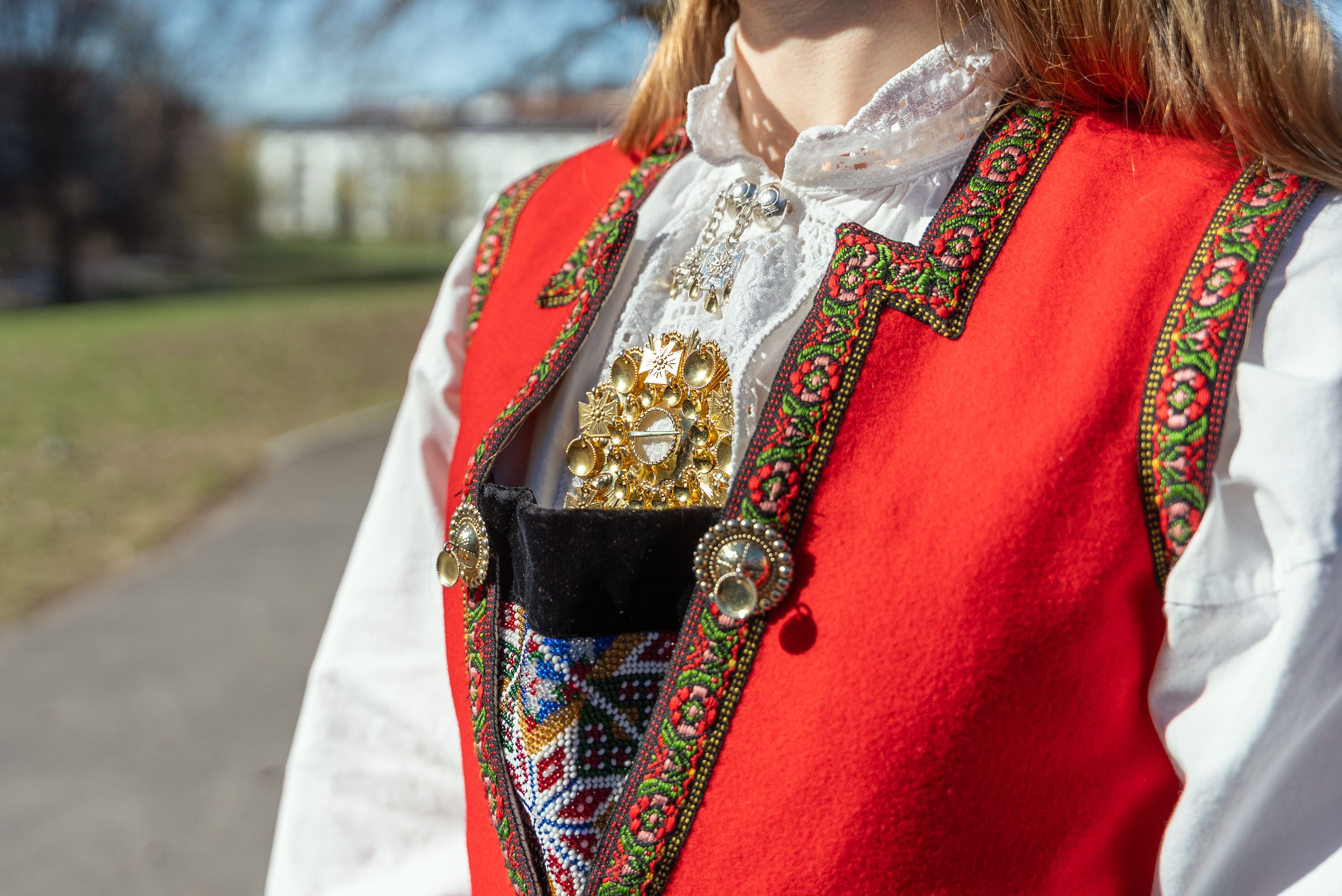 Et par maler stua. De ser på kameraet og smiler