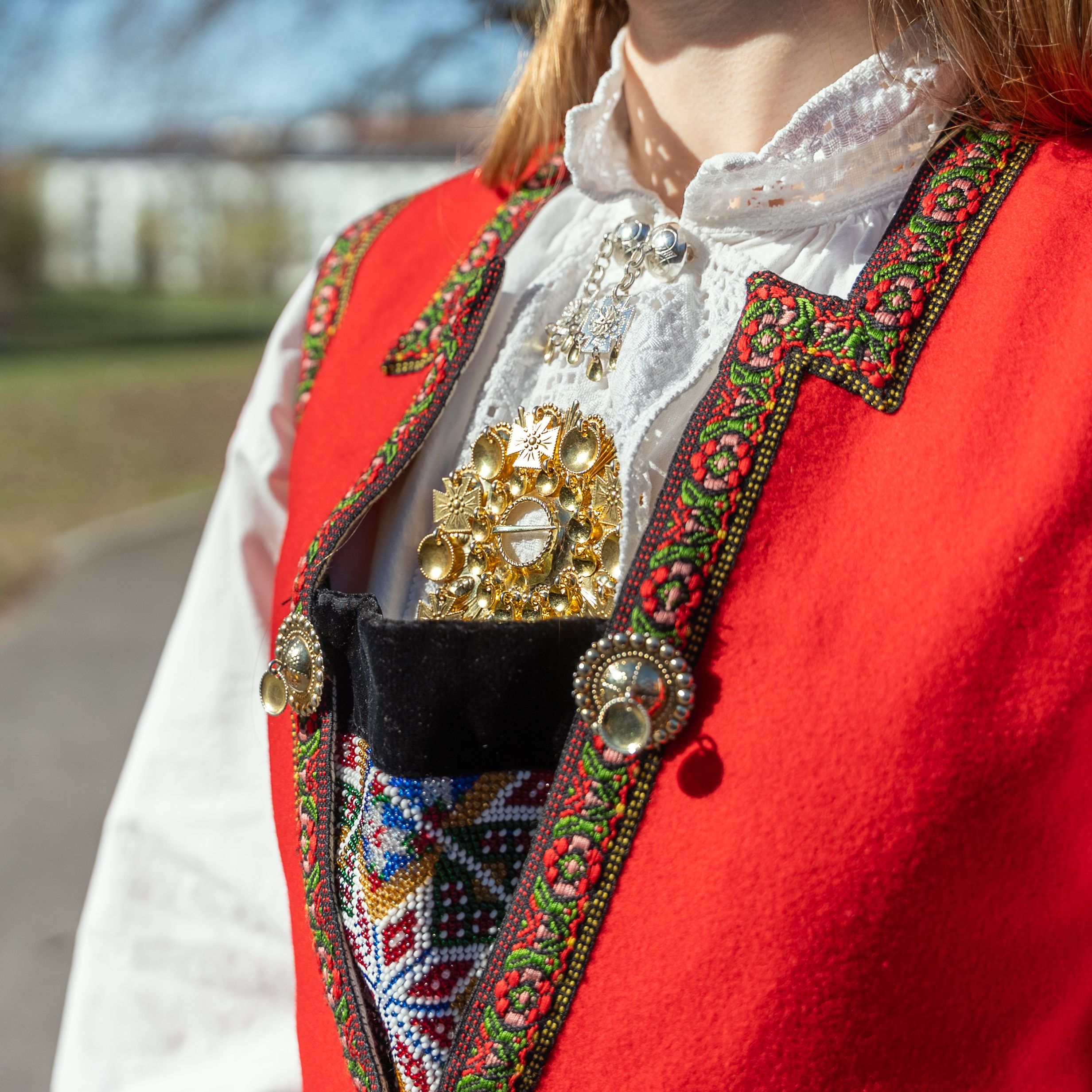 Et par maler stua. De ser på kameraet og smiler