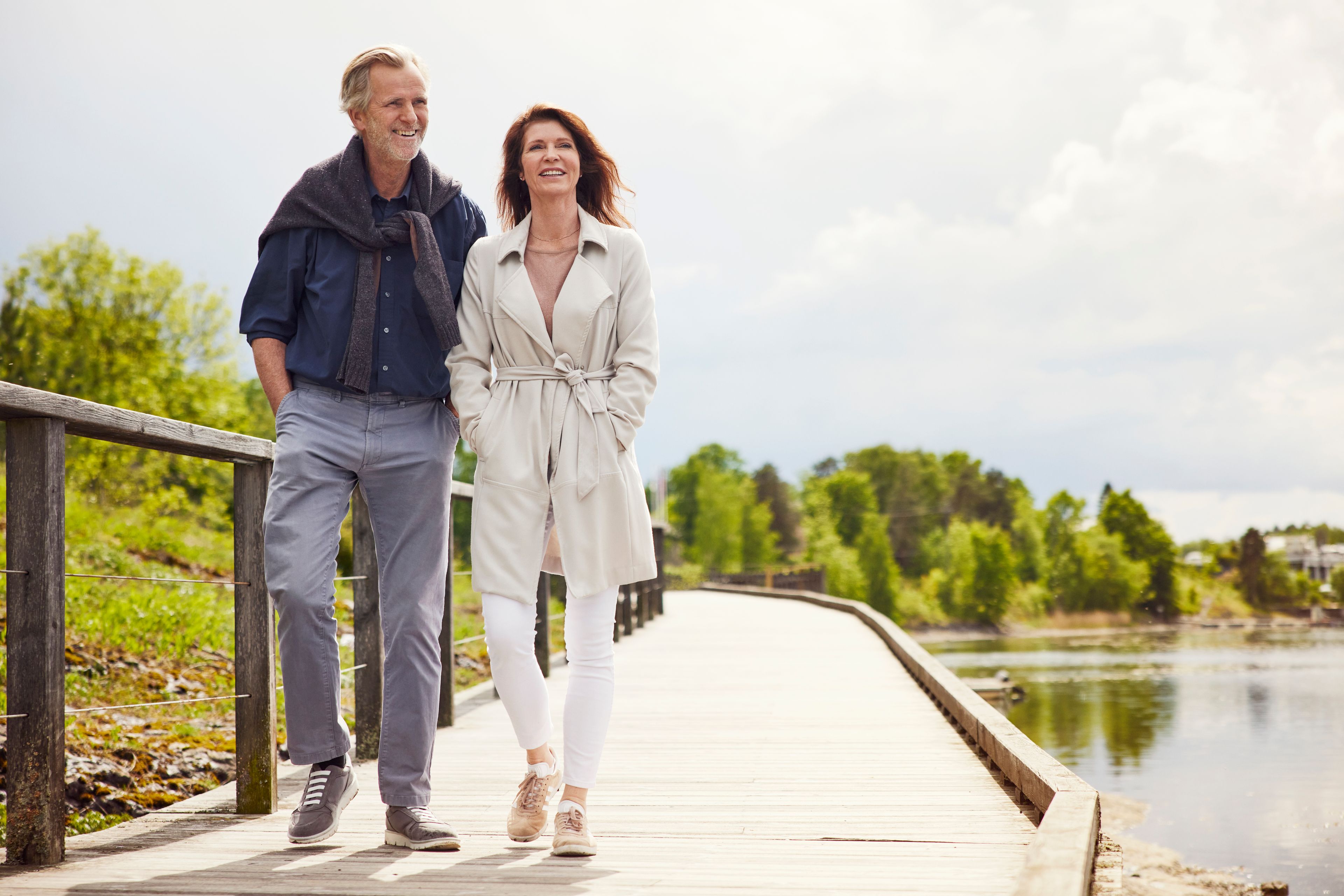 Et voksent par går en tur ved vannet.