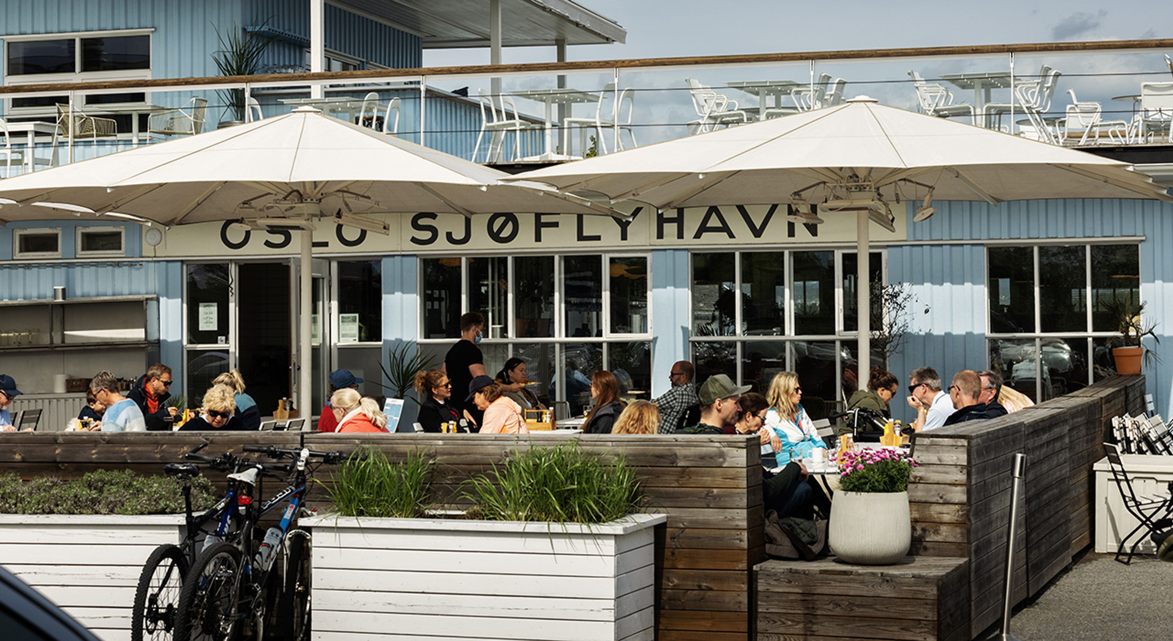 Full uteservering på Oslo Sjøflyhavn på Fornebu.