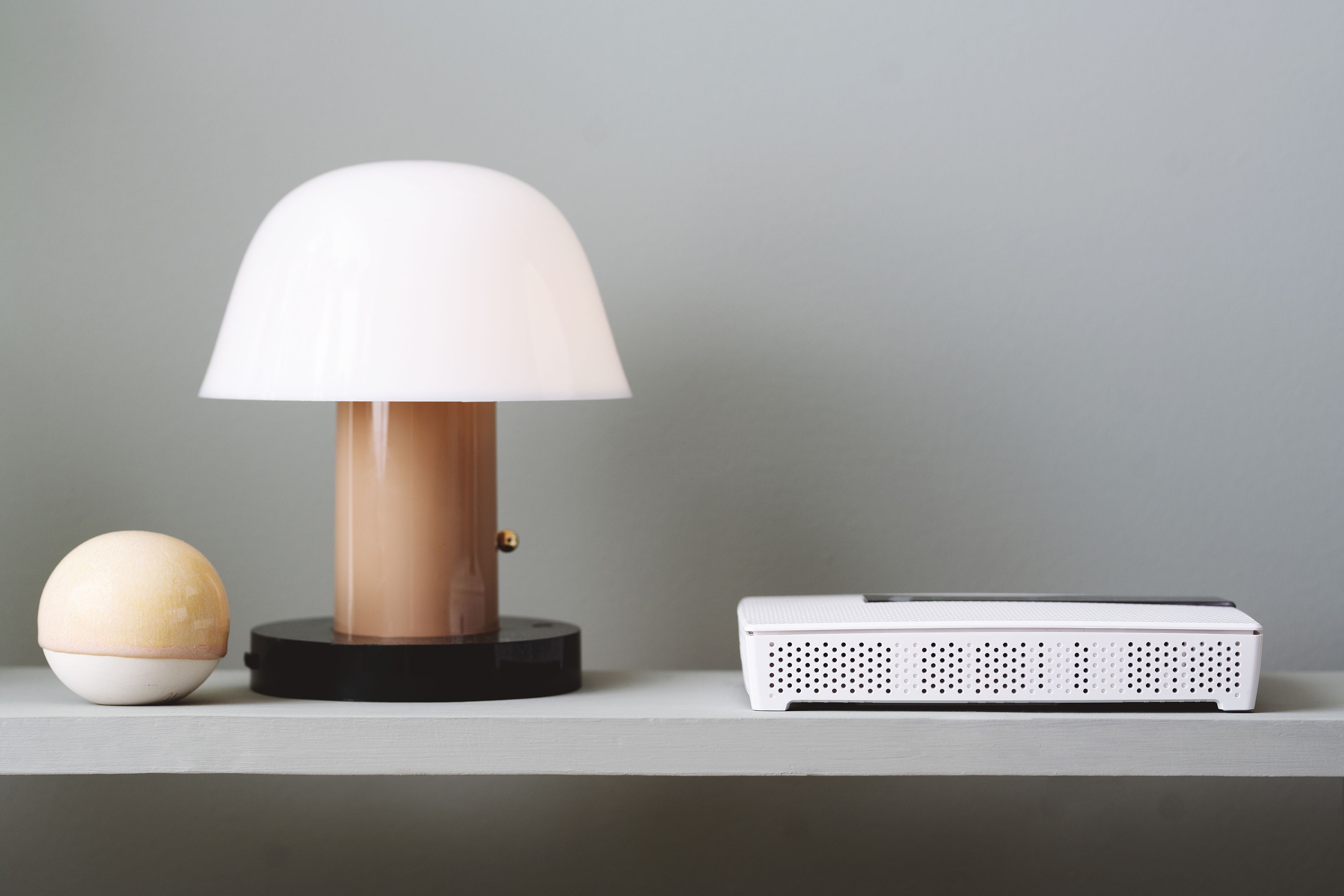En hylle med en lampe og en ruter.