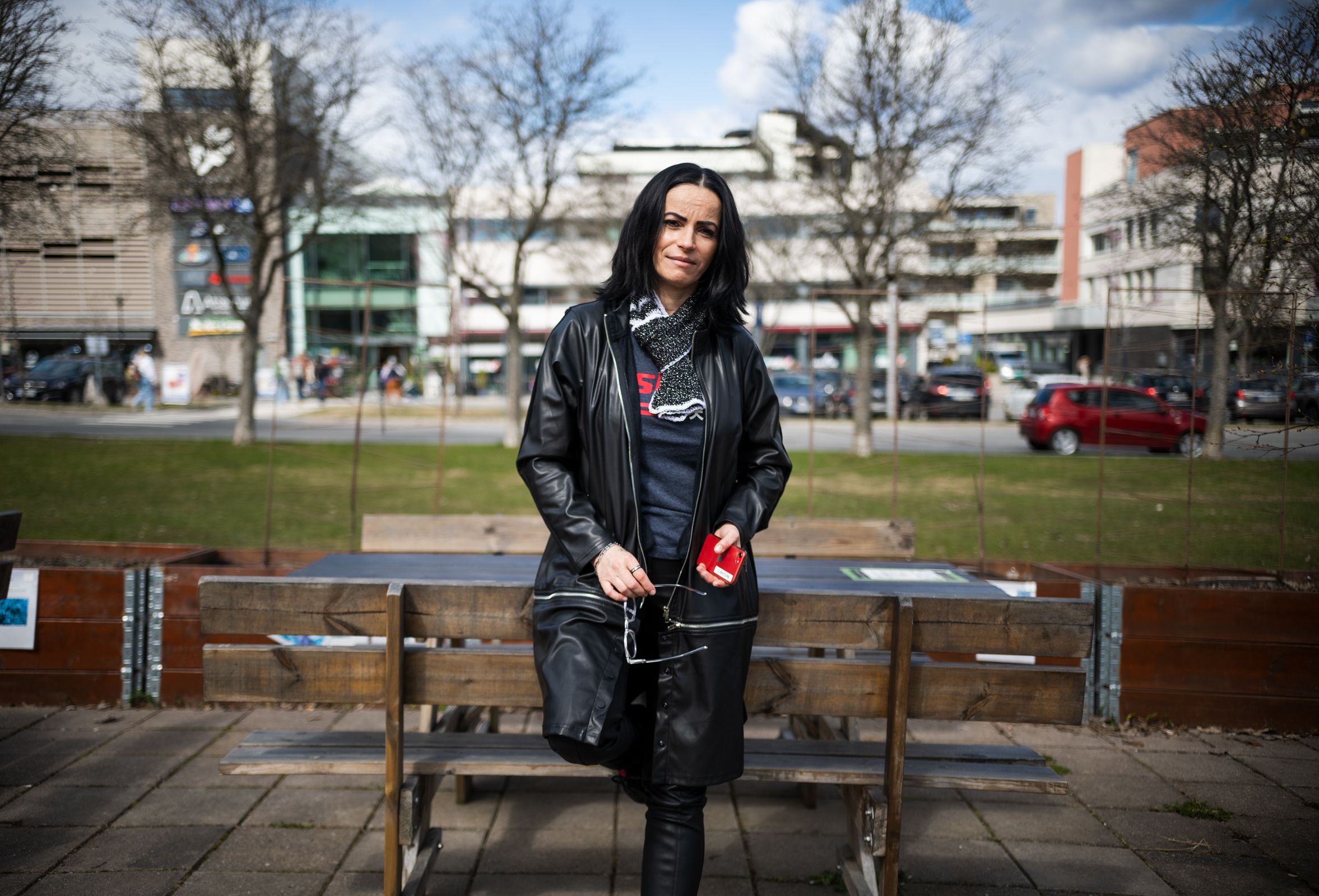 Foto av Mihaela som lener seg mot en benk i parken.