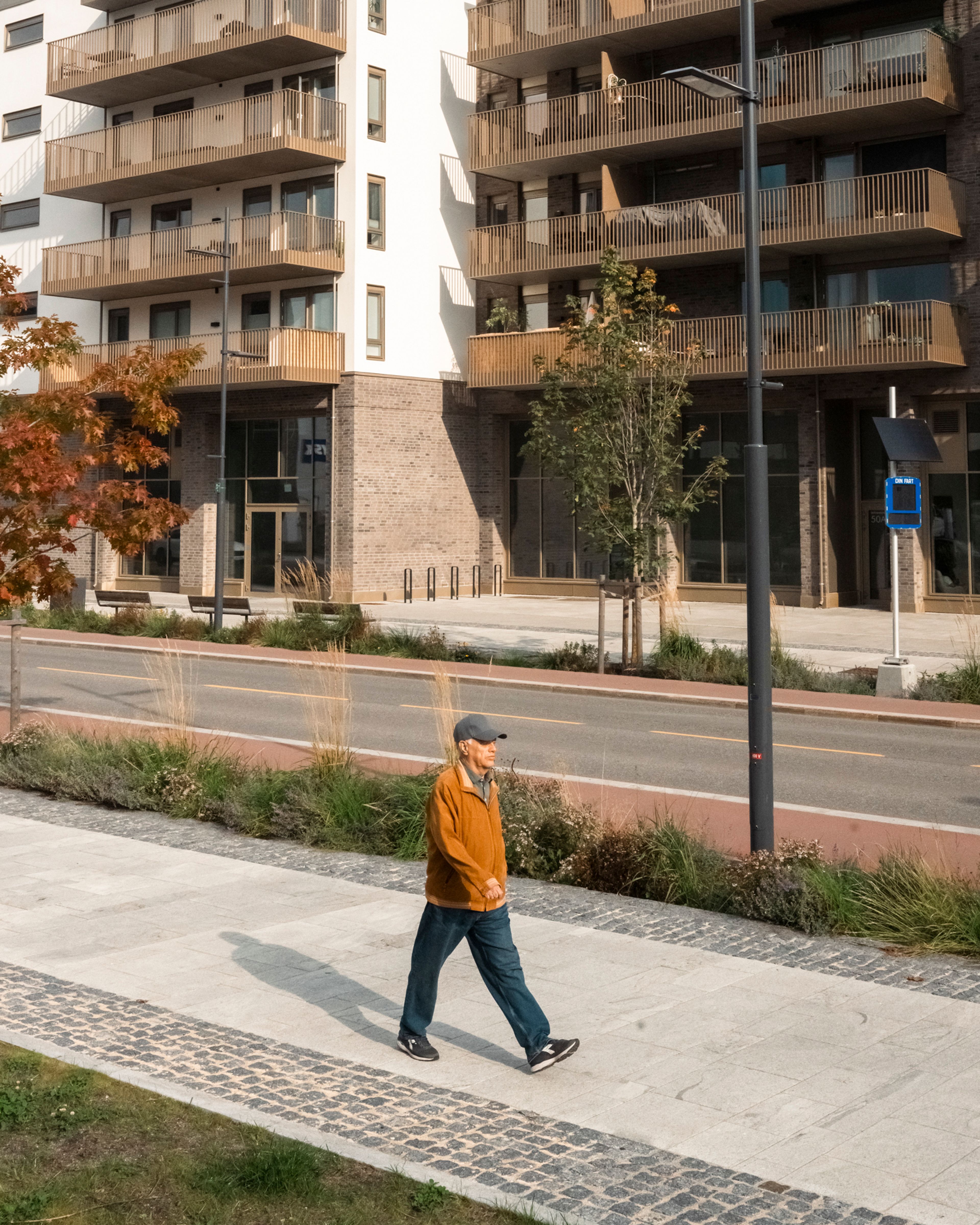 Foto av mann gående på bakkeplan ved prosjektet MIDT i Lørenskog, Romerike