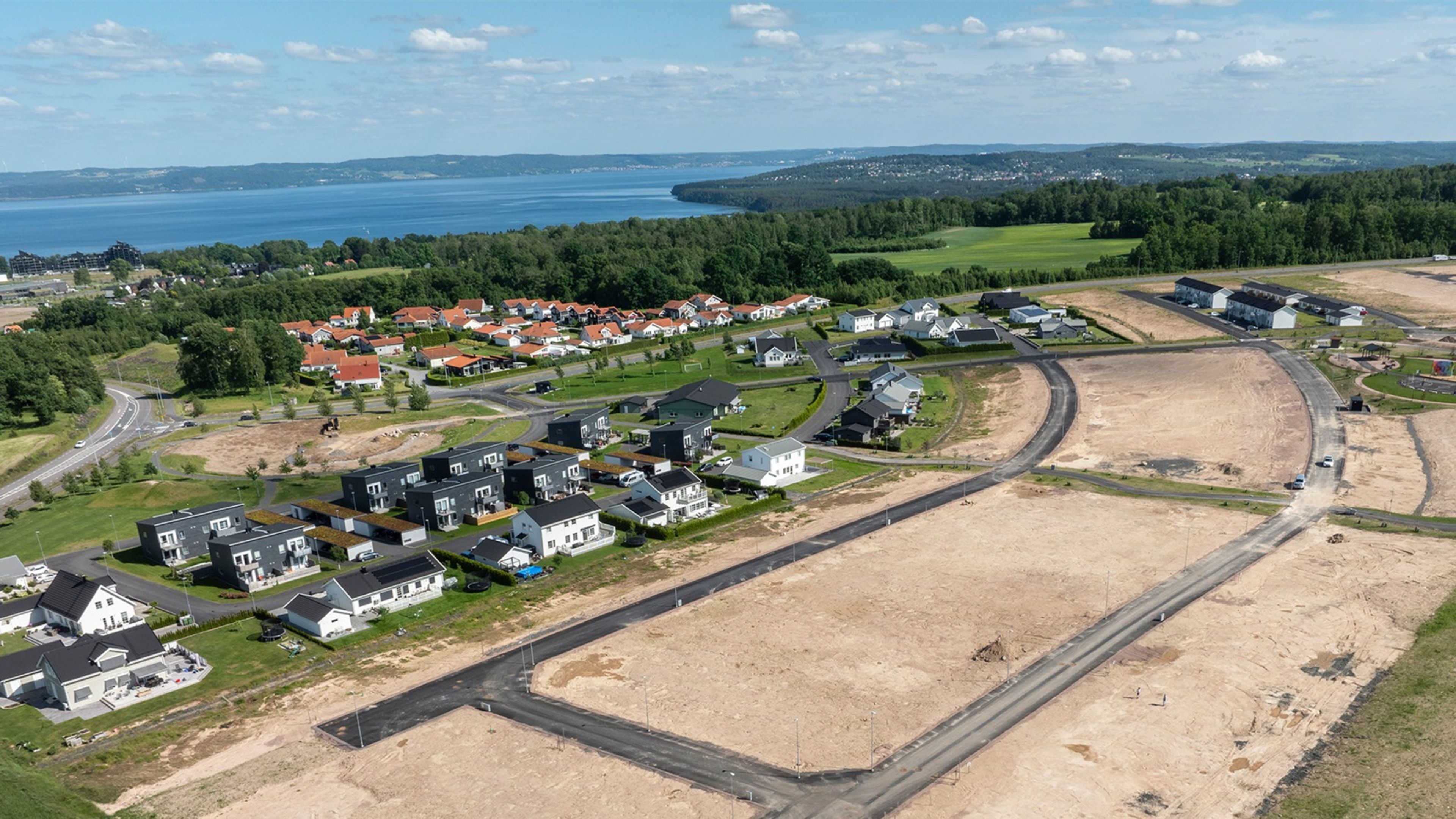 Flygfoto över Solhöjden i Habo, med gröna fält och villakvarter