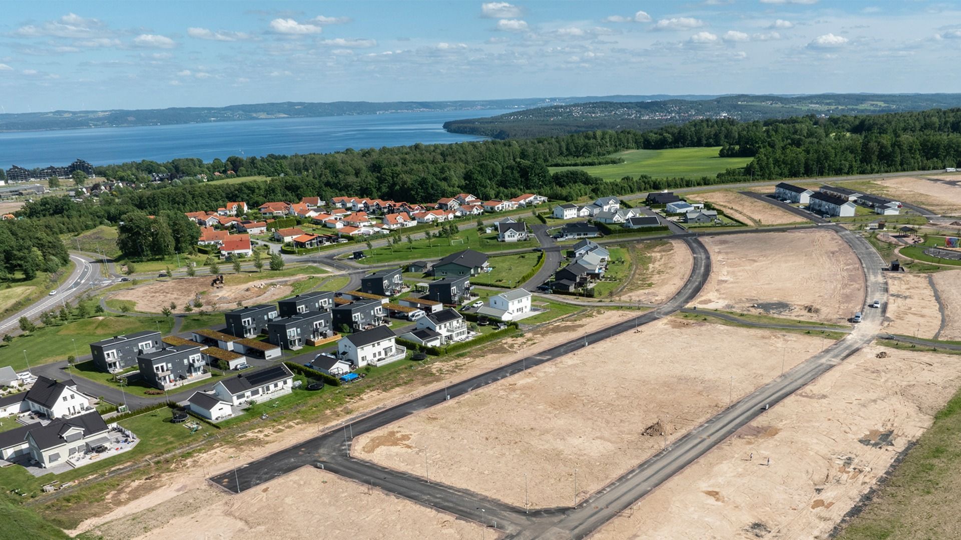 Flygfoto över Solhöjden i Habo, med gröna fält och villakvarter