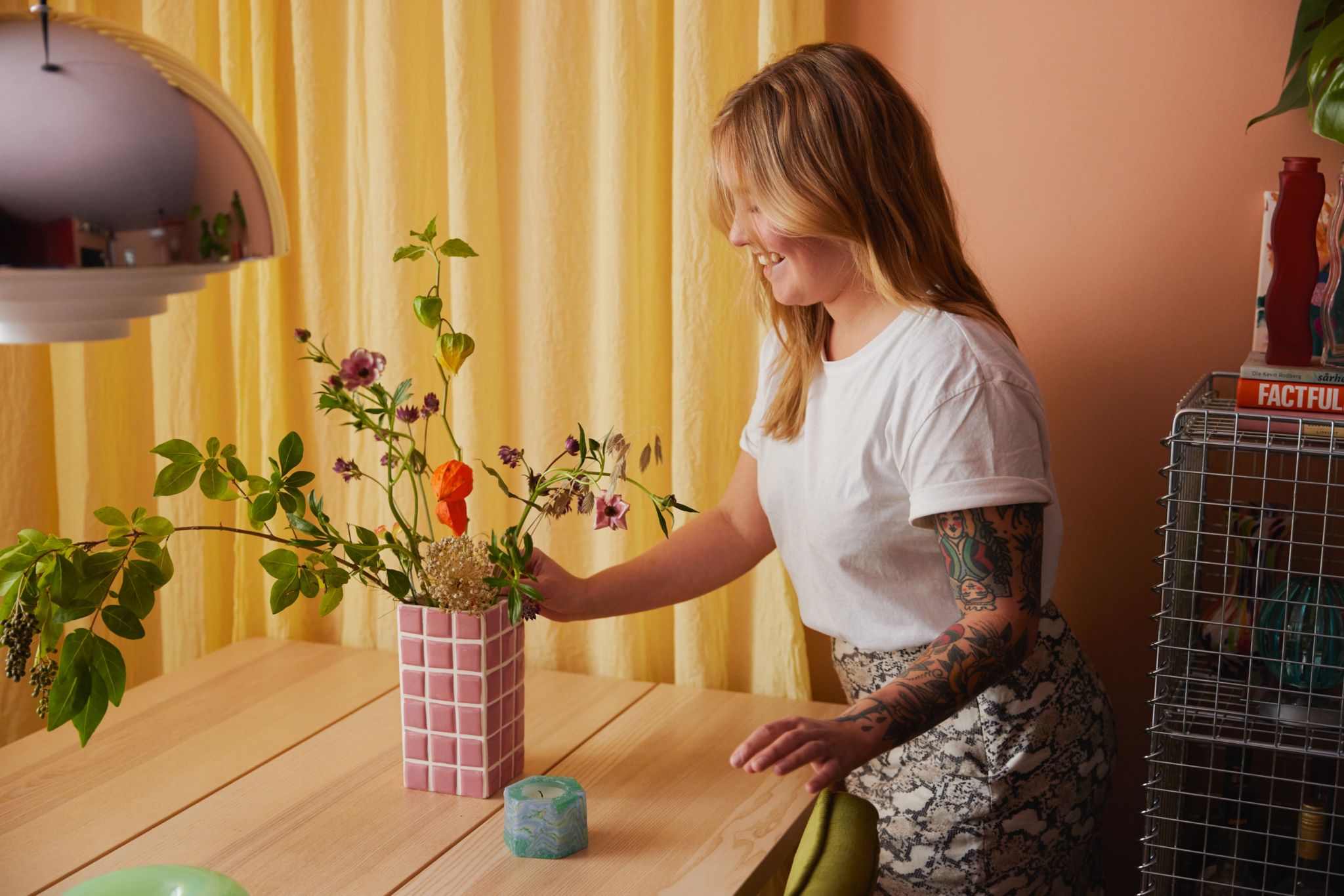 Bilde av Elena som ordner med vasen på spisebordet.