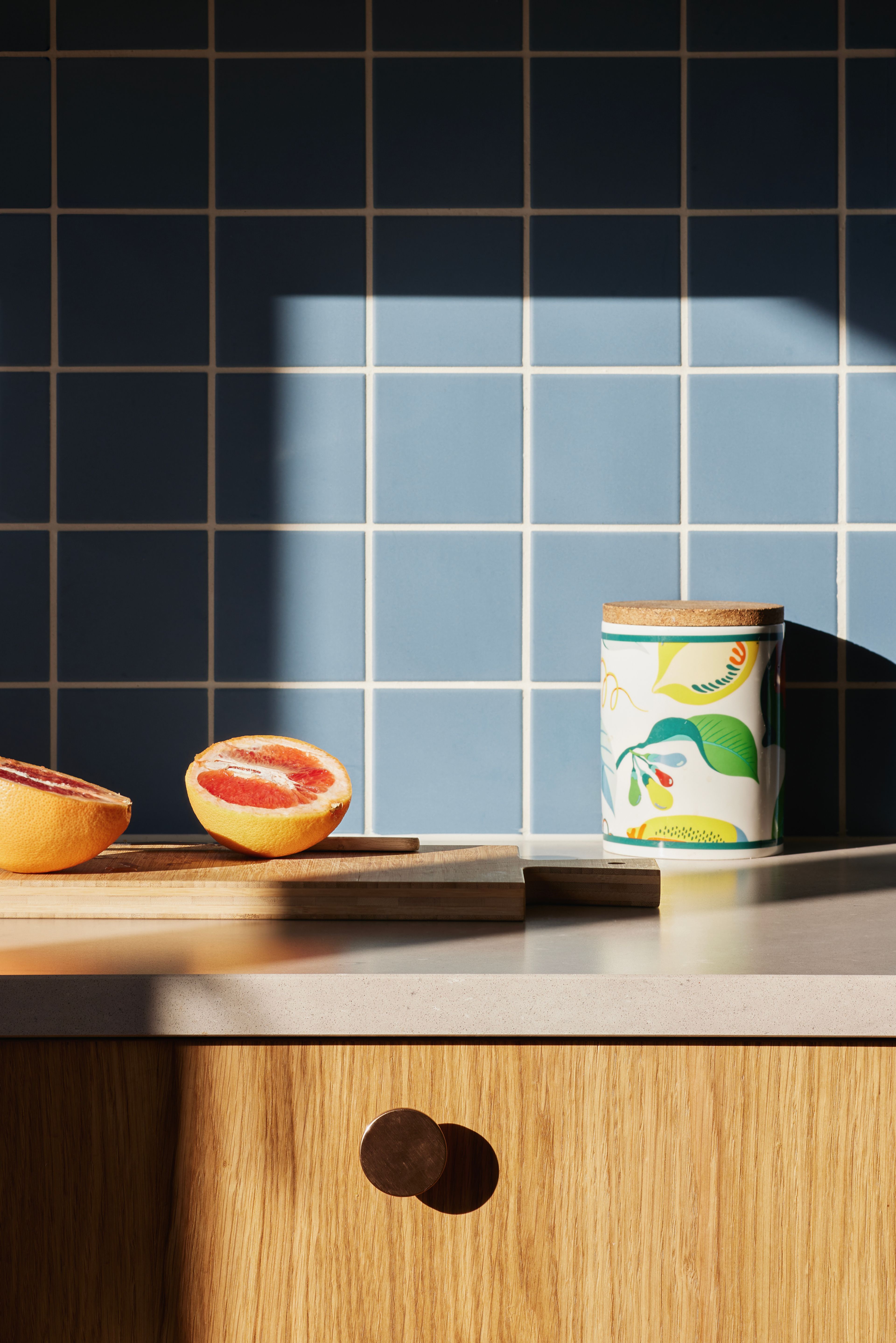 Solen treffer de blå flisene på kjøkkenveggen.