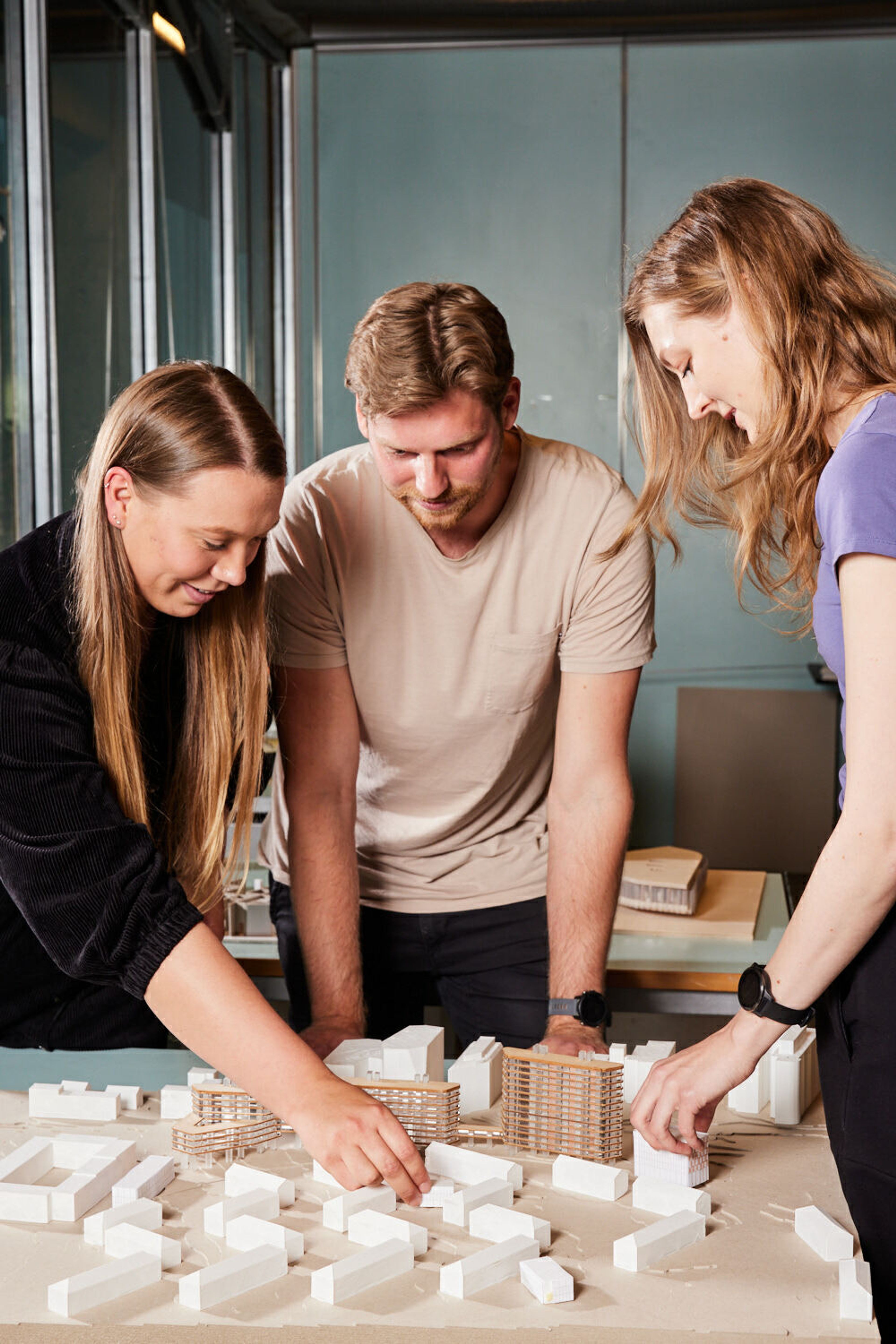 Studentene justerer modellen med bygg.