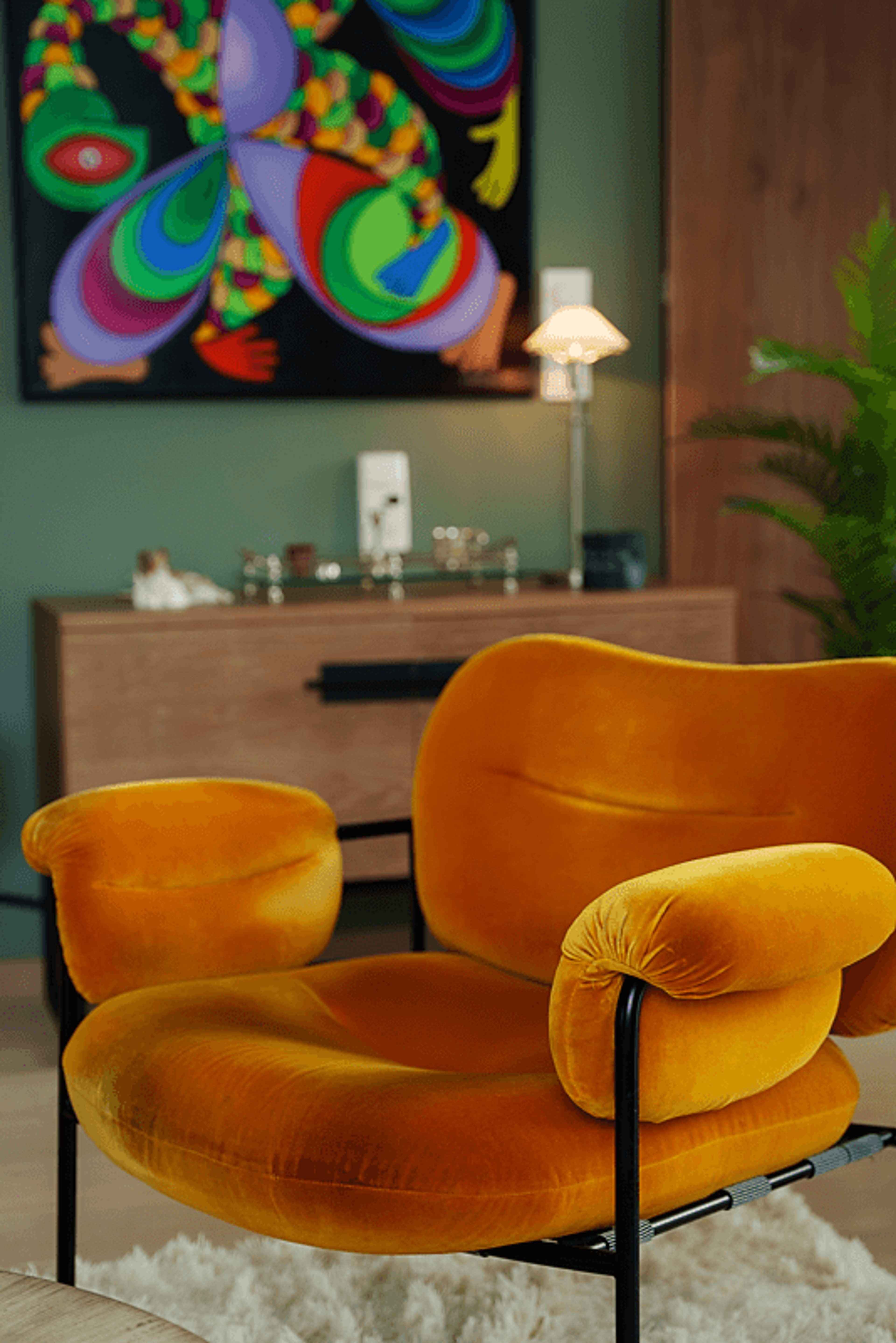 Detaljbilde av den oransje stolen i stua til Elsa og Tore