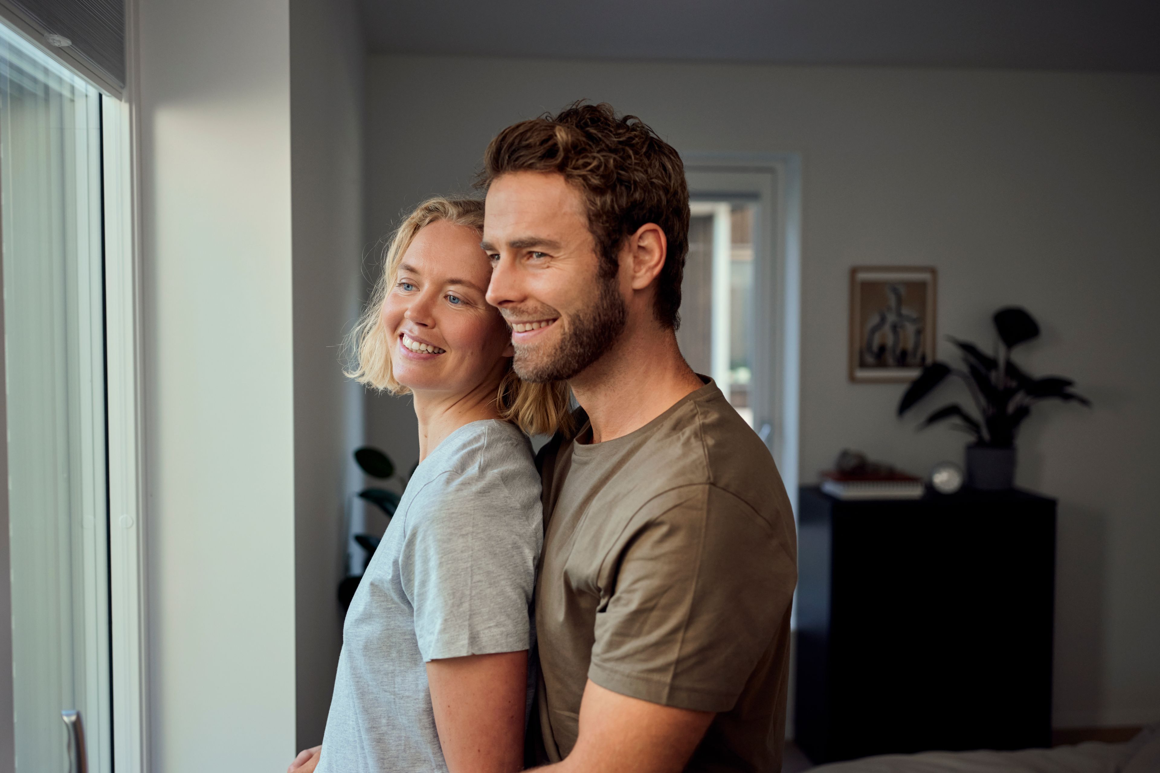 mann og kvinne som ligger på en seng