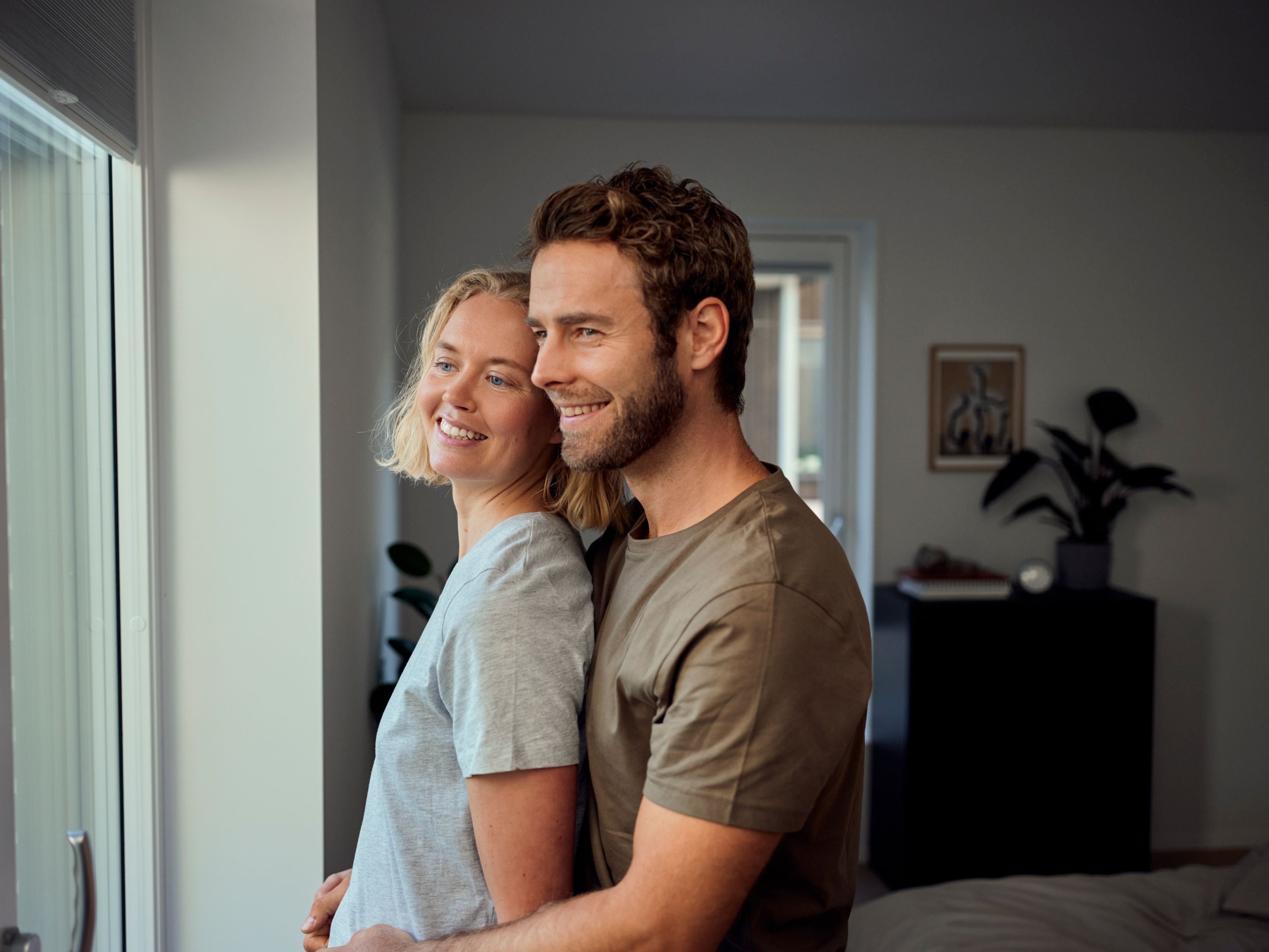 Et par som ser ut av vinduet